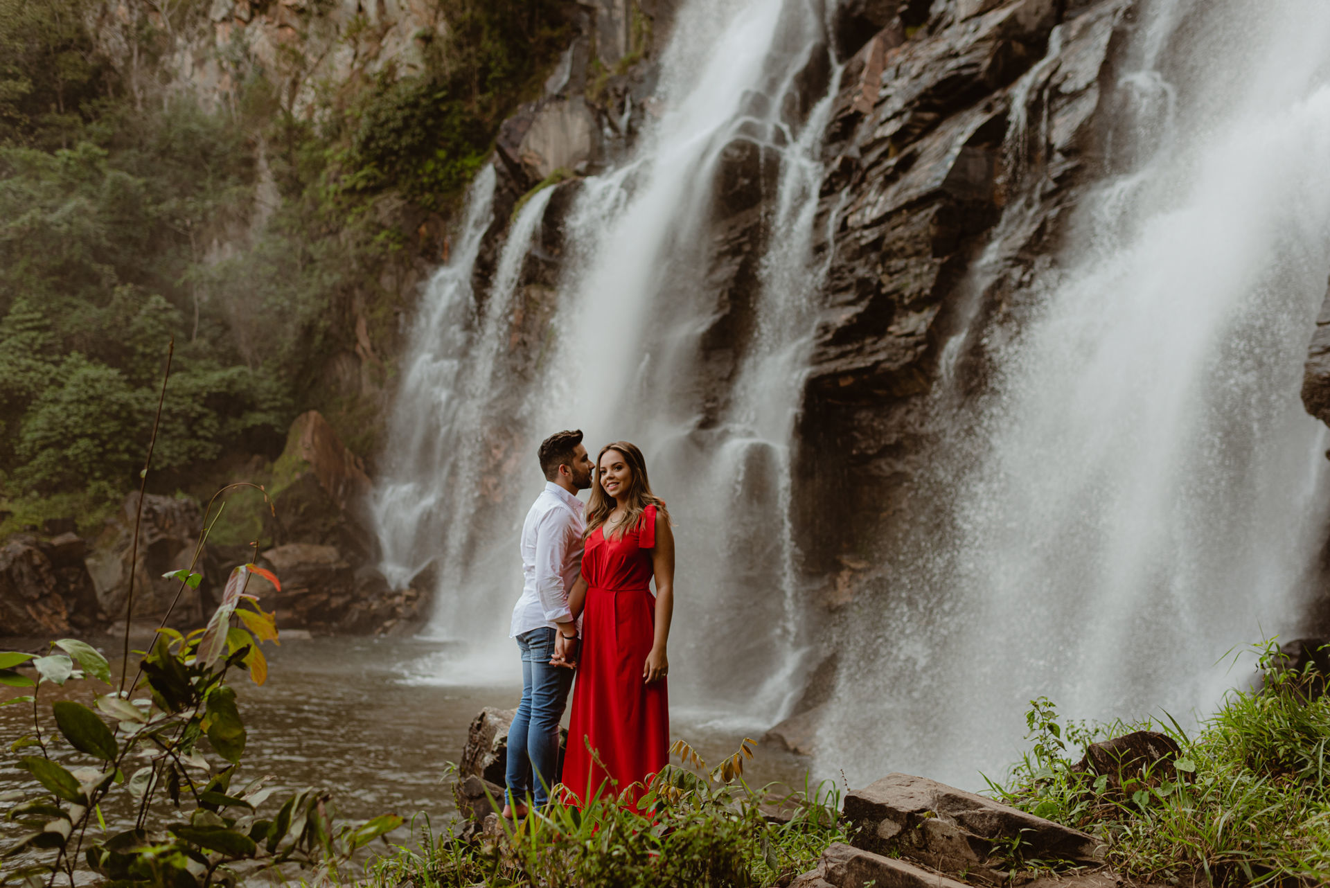 Foto Pré-wedding na Cachoeira em Salto de Corumbá em fim de tarde - Imagem 10