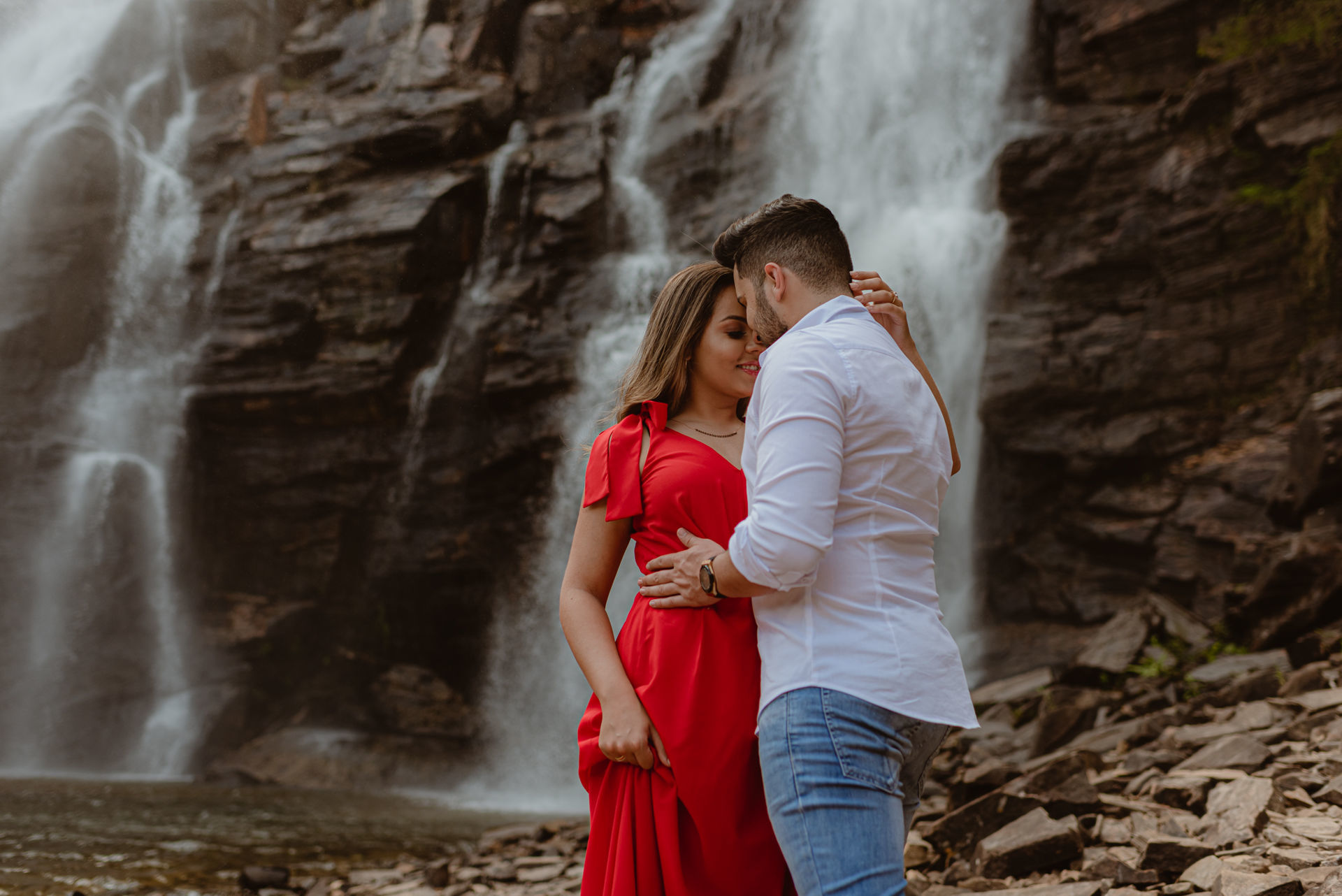 Foto Pré-wedding na Cachoeira em Salto de Corumbá em fim de tarde - Imagem 1
