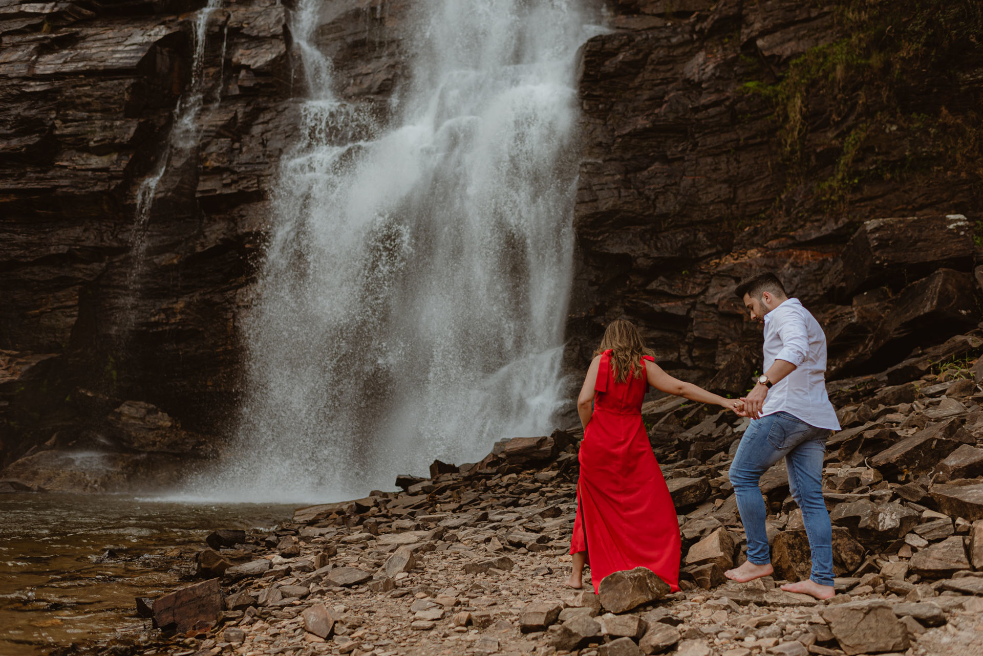 Foto Pré-wedding na Cachoeira em Salto de Corumbá em fim de tarde - Imagem 6