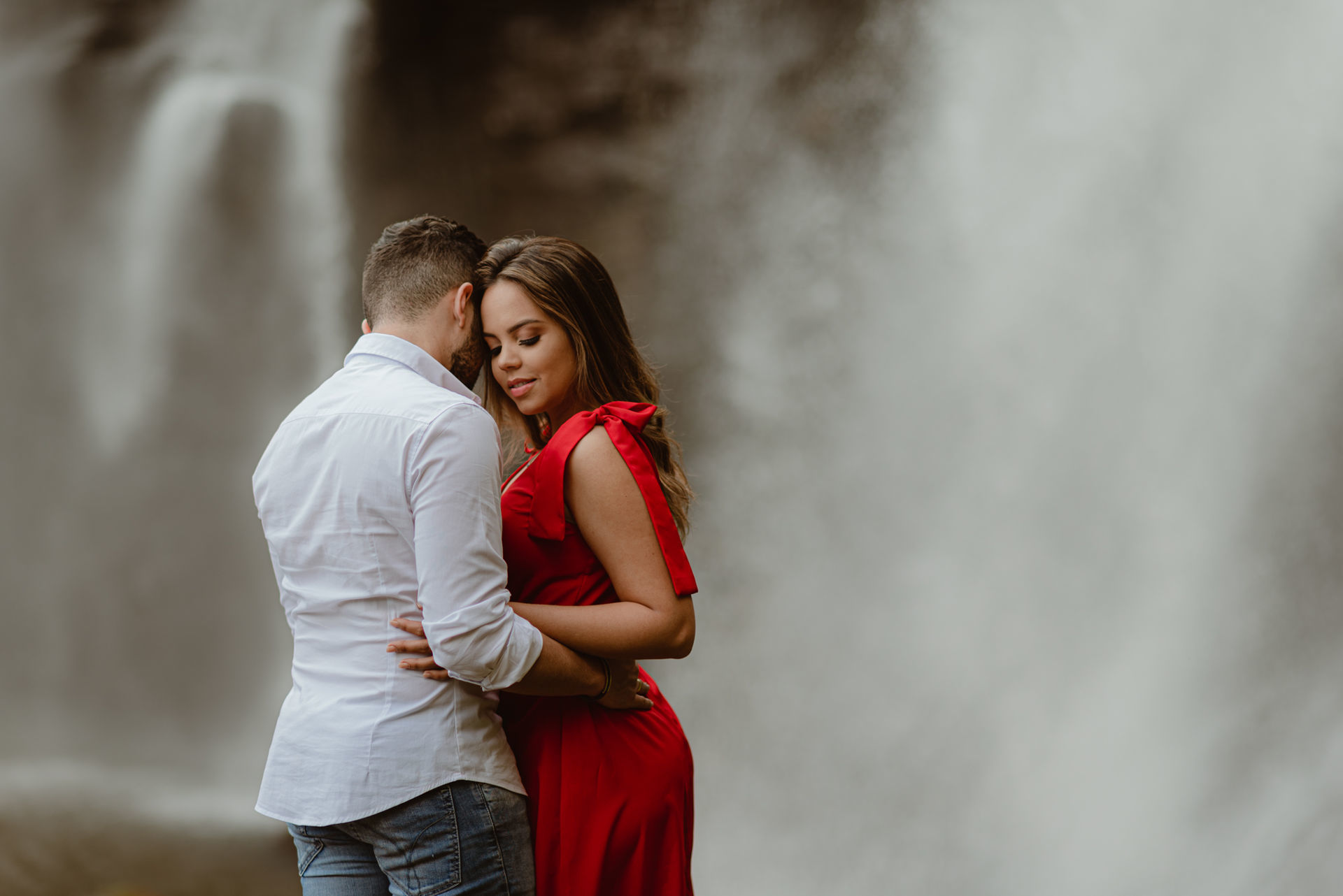 Foto Pré-wedding na Cachoeira em Salto de Corumbá em fim de tarde - Imagem 13