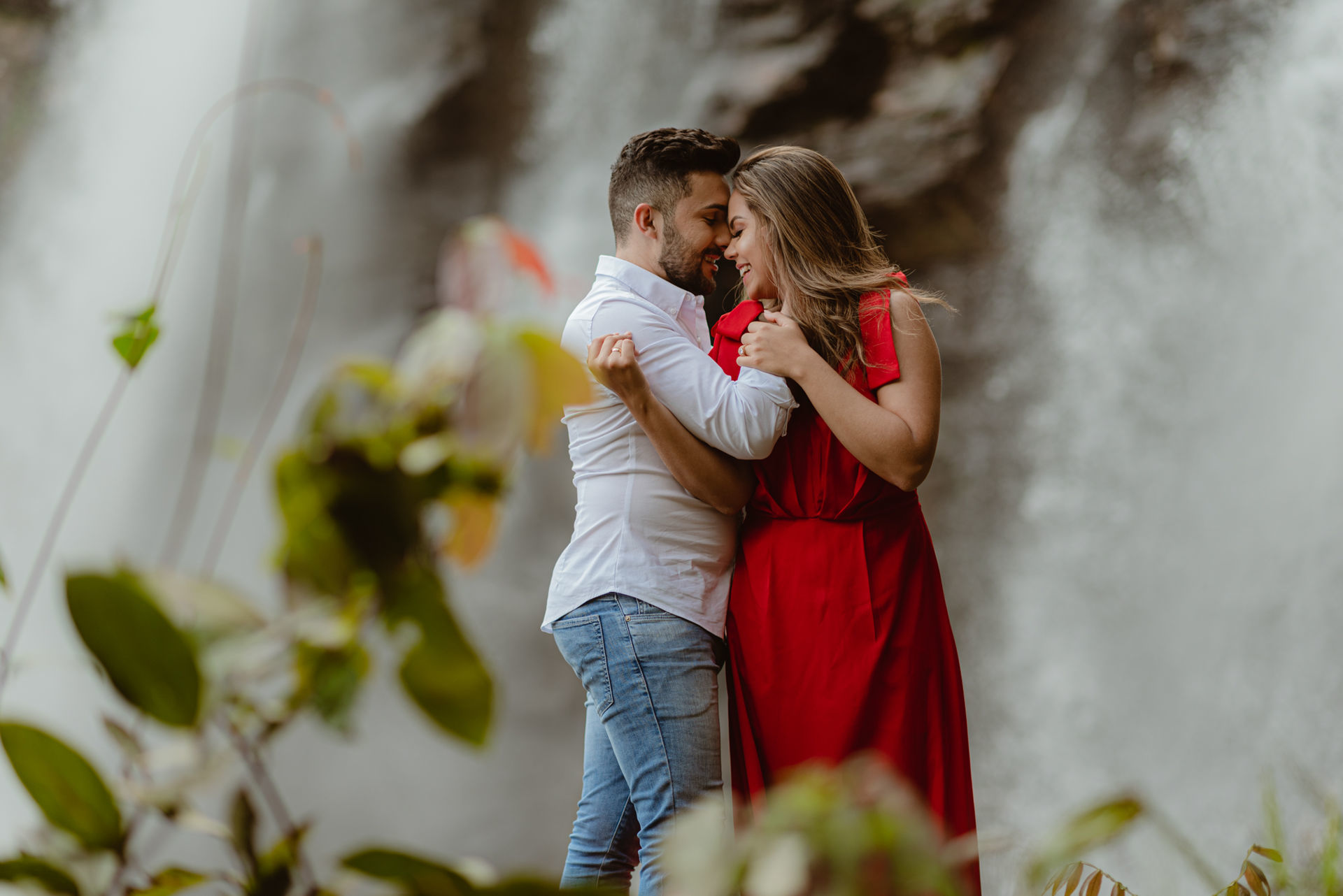 Foto Pré-wedding na Cachoeira em Salto de Corumbá em fim de tarde - Imagem 9