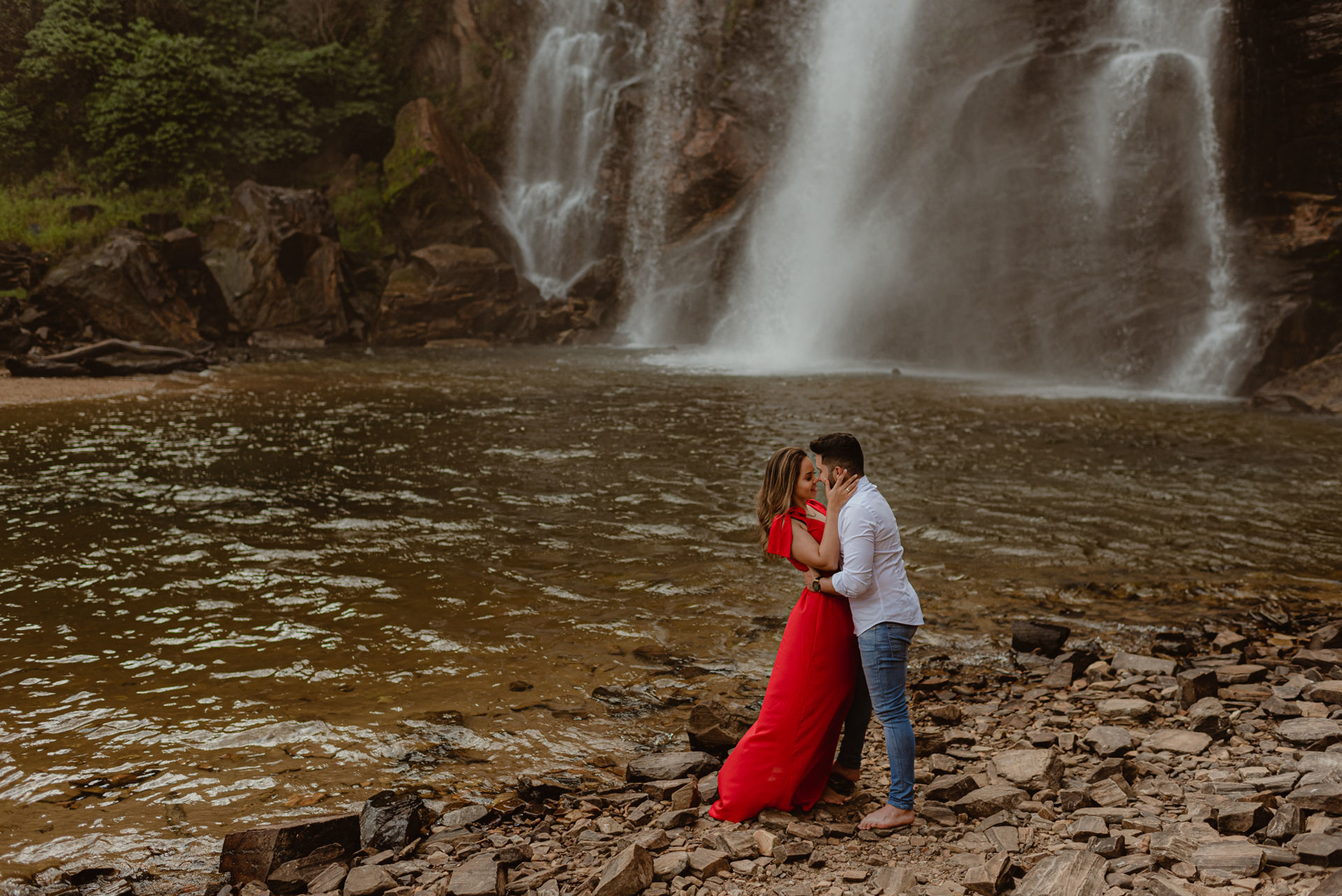 Foto Pré-wedding na Cachoeira em Salto de Corumbá em fim de tarde - Imagem 8