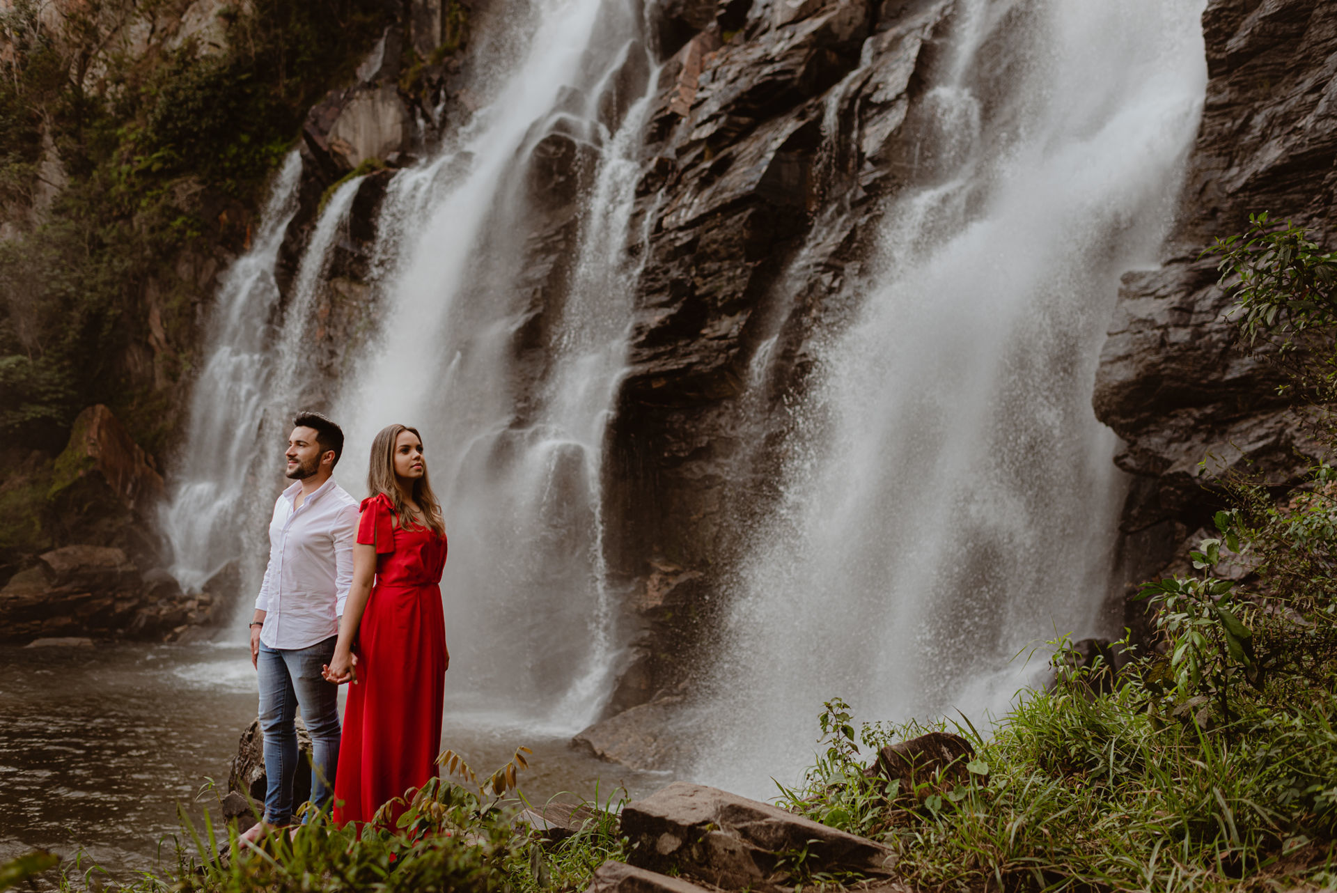 Foto Pré-wedding na Cachoeira em Salto de Corumbá em fim de tarde - Imagem 12