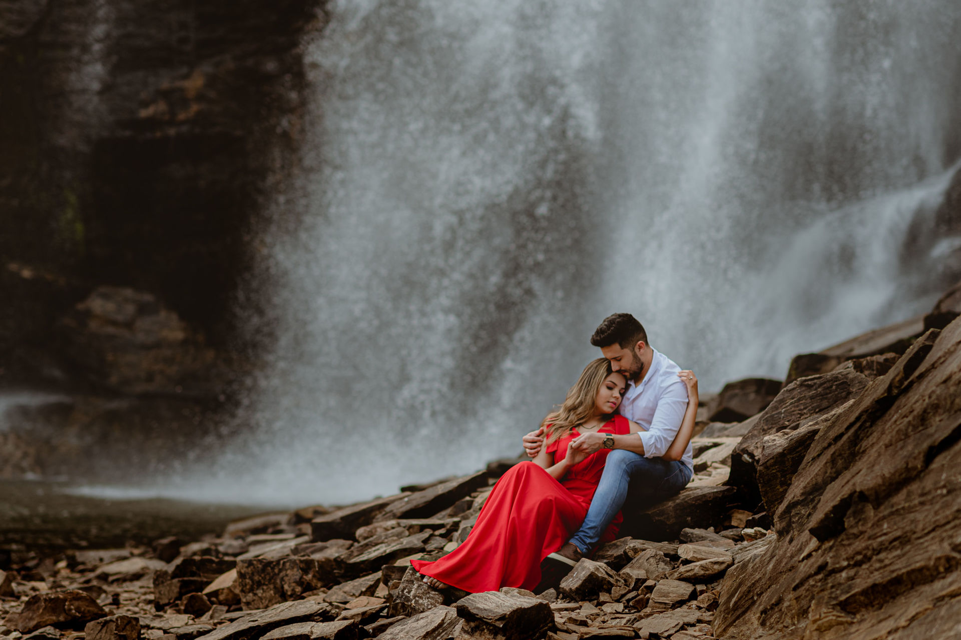 Foto Pré-wedding na Cachoeira em Salto de Corumbá em fim de tarde - Imagem 3