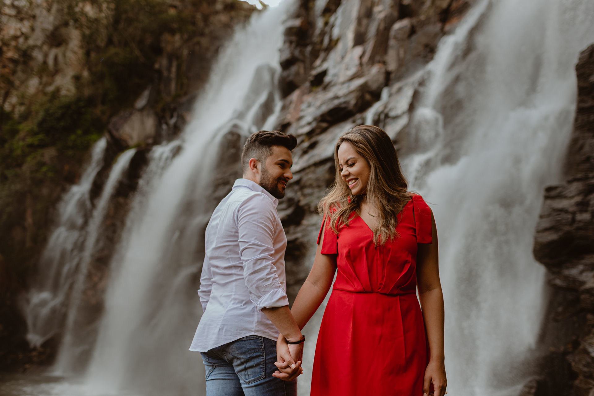 Foto Pré-wedding na Cachoeira em Salto de Corumbá em fim de tarde - Imagem 11