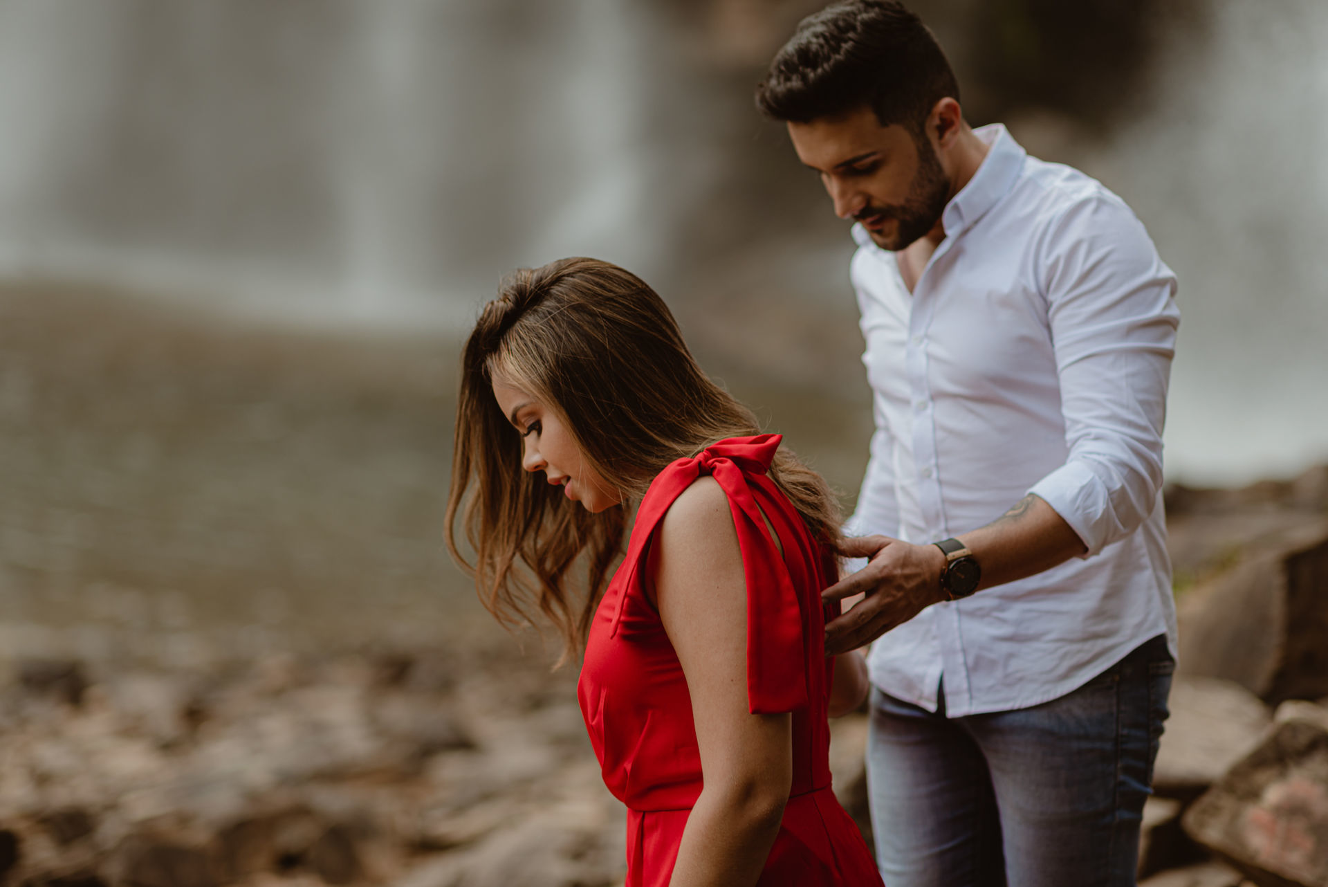 Foto Pré-wedding na Cachoeira em Salto de Corumbá em fim de tarde - Imagem 16