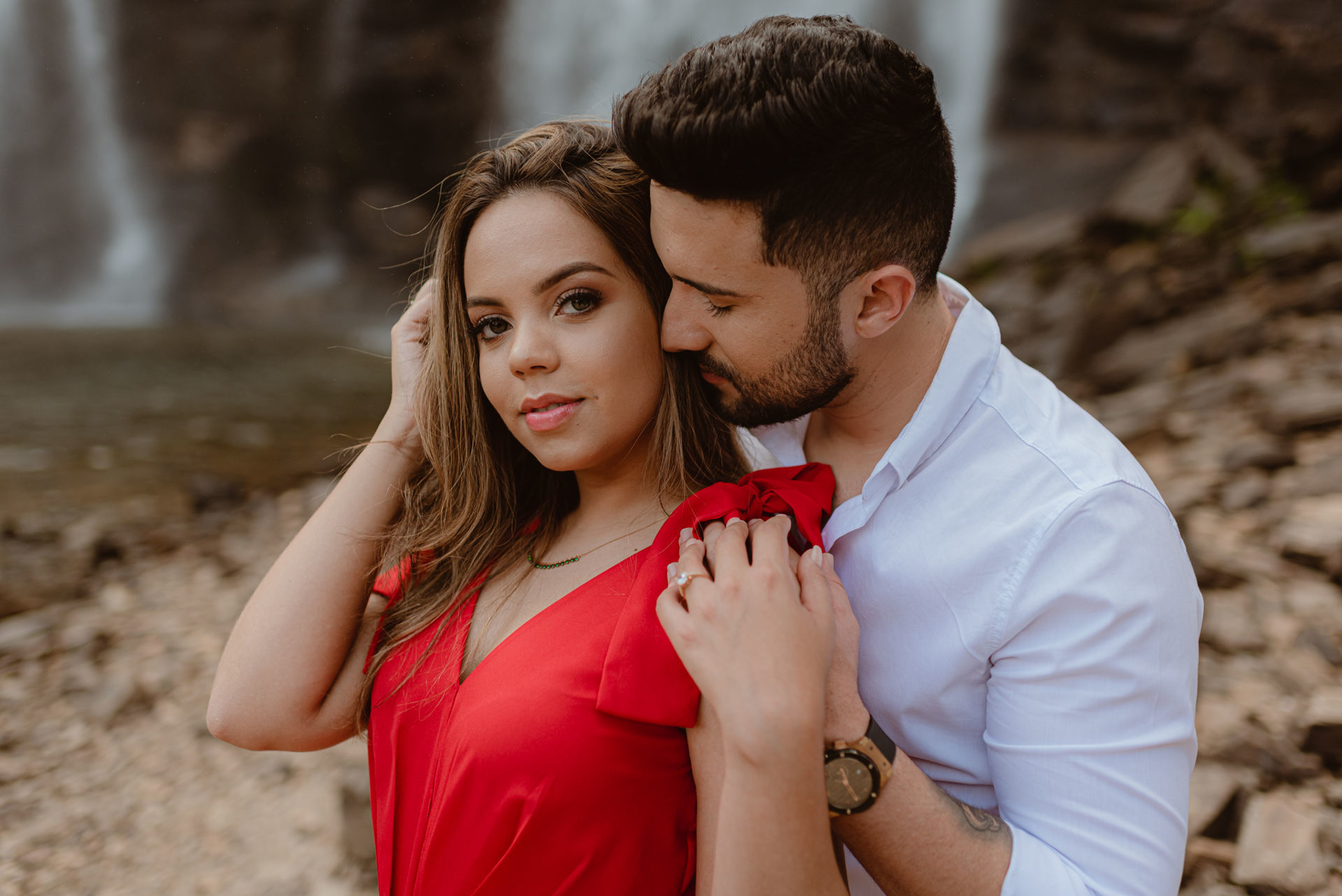 Foto Pré-wedding na Cachoeira em Salto de Corumbá em fim de tarde - Imagem 2