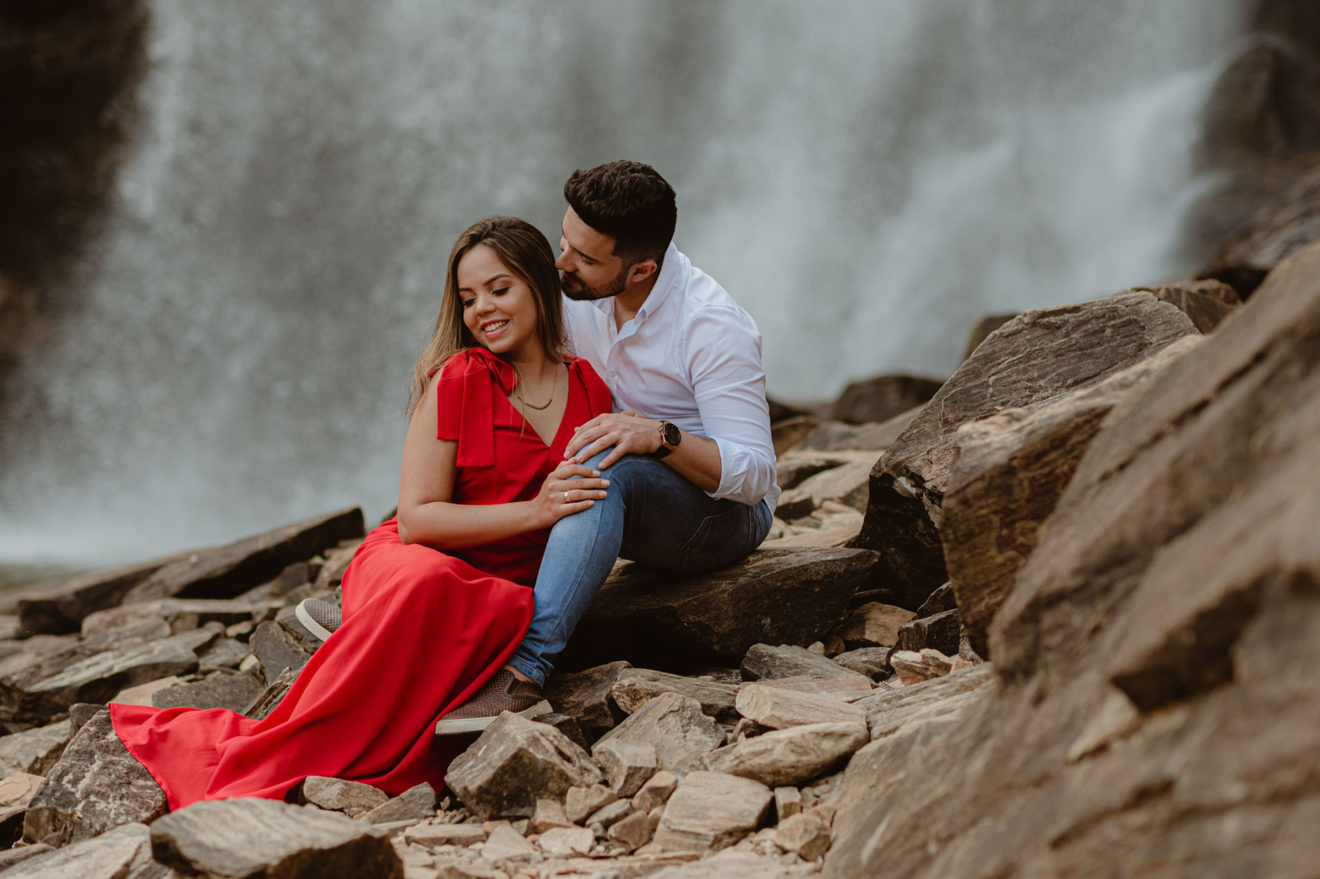 Foto Pré-wedding na Cachoeira em Salto de Corumbá em fim de tarde - Imagem 4