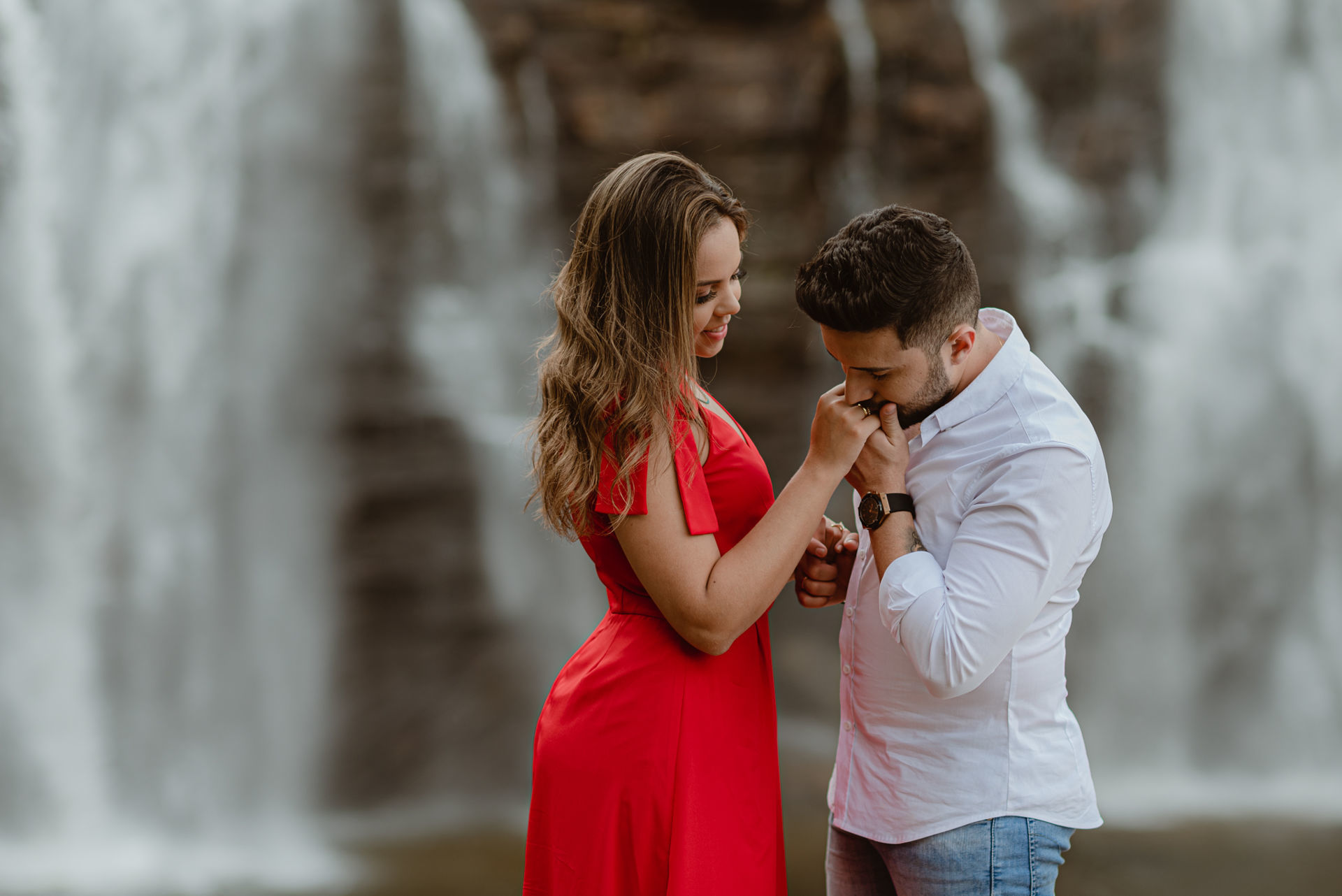 Foto Pré-wedding na Cachoeira em Salto de Corumbá em fim de tarde - Imagem 19