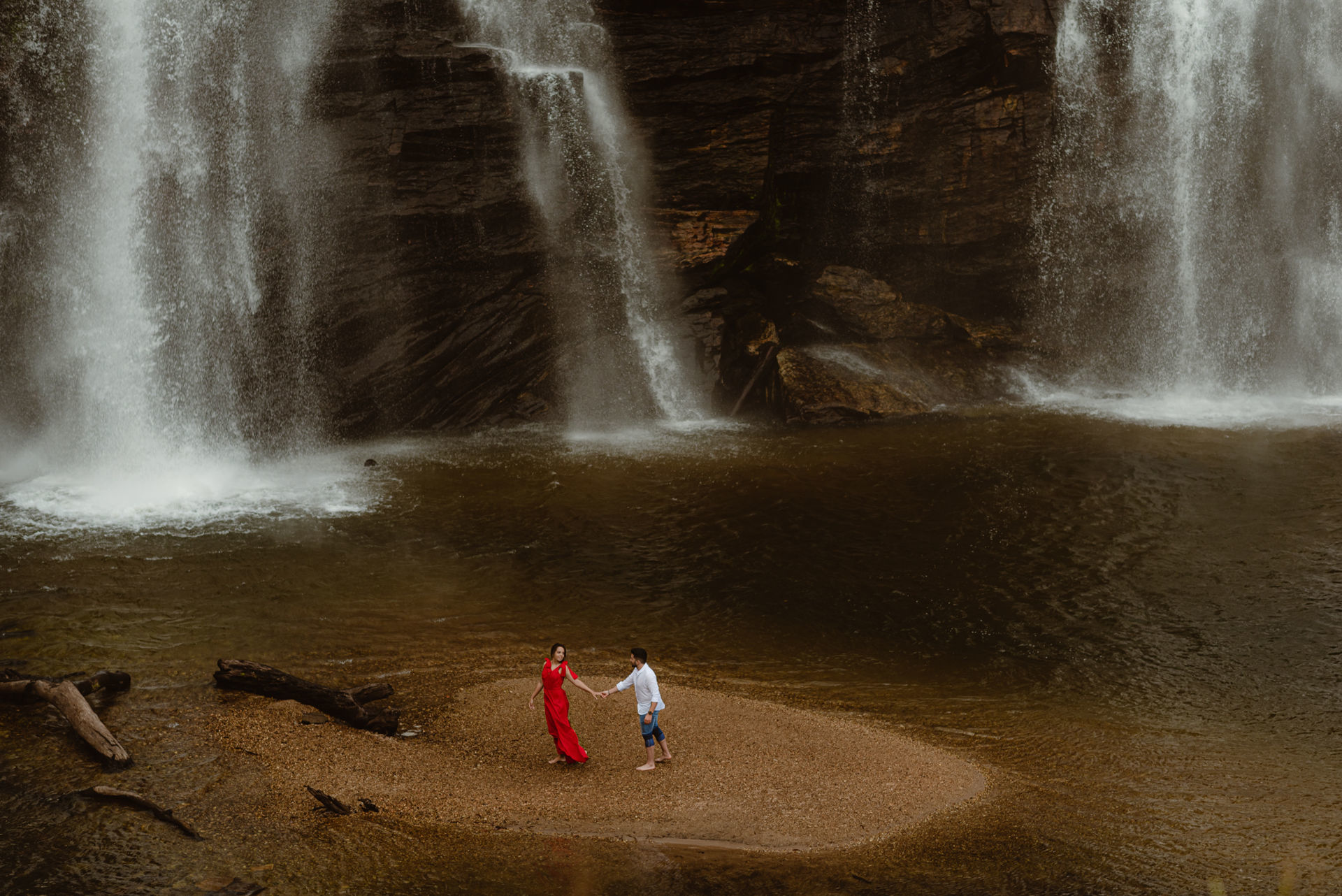 Foto Pré-wedding na Cachoeira em Salto de Corumbá em fim de tarde - Imagem 26
