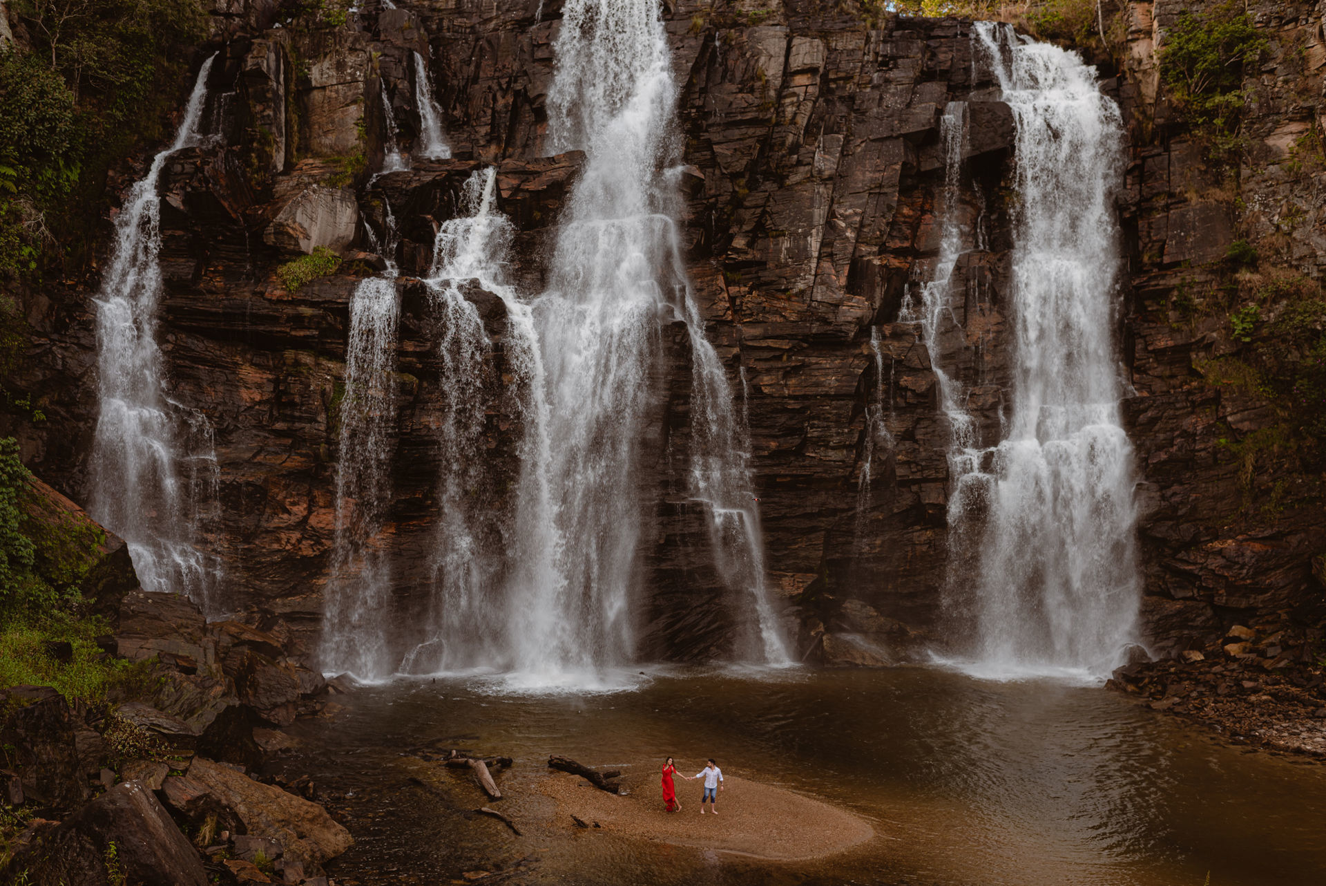 Foto Pré-wedding na Cachoeira em Salto de Corumbá em fim de tarde - Imagem 28
