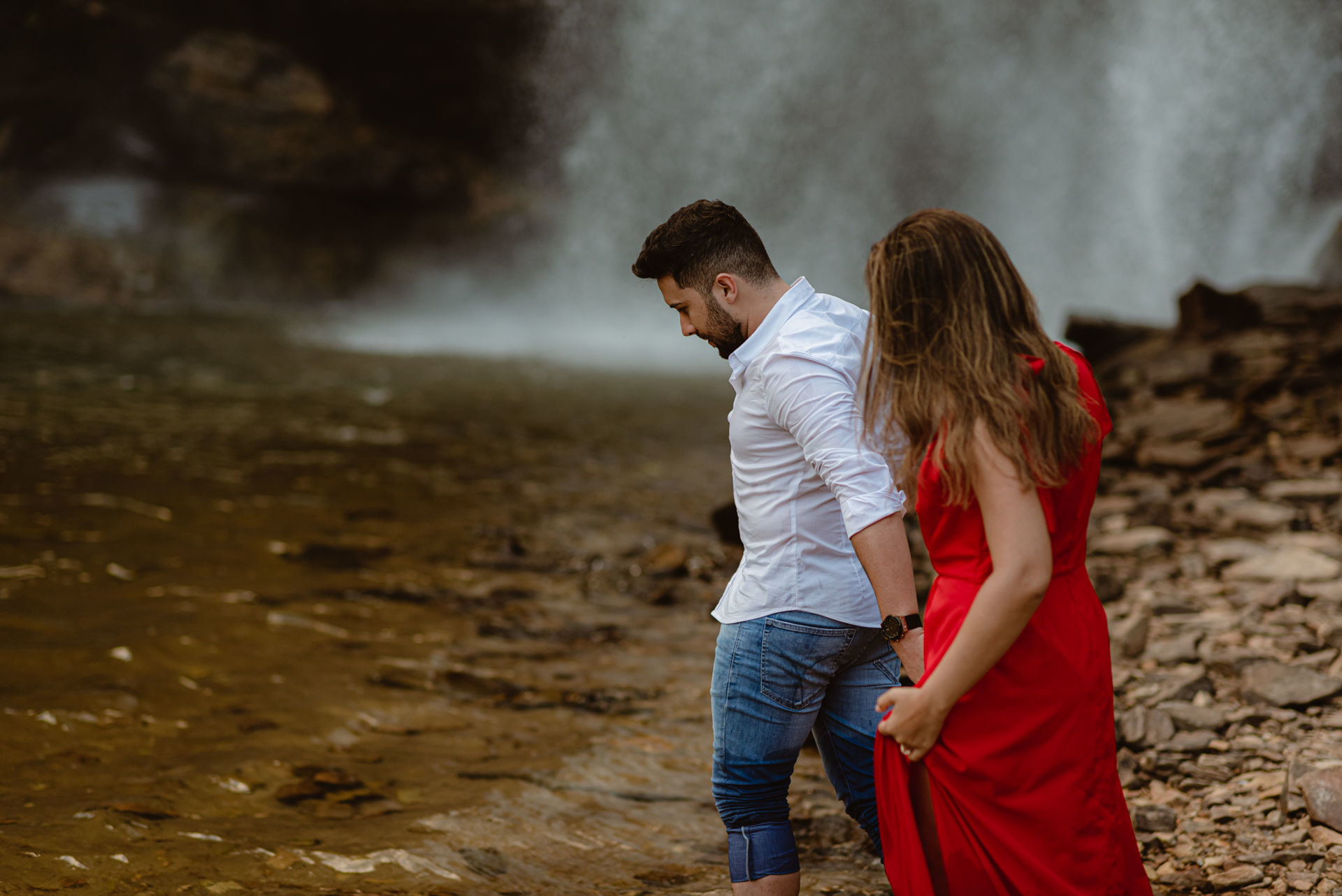 Foto Pré-wedding na Cachoeira em Salto de Corumbá em fim de tarde - Imagem 32