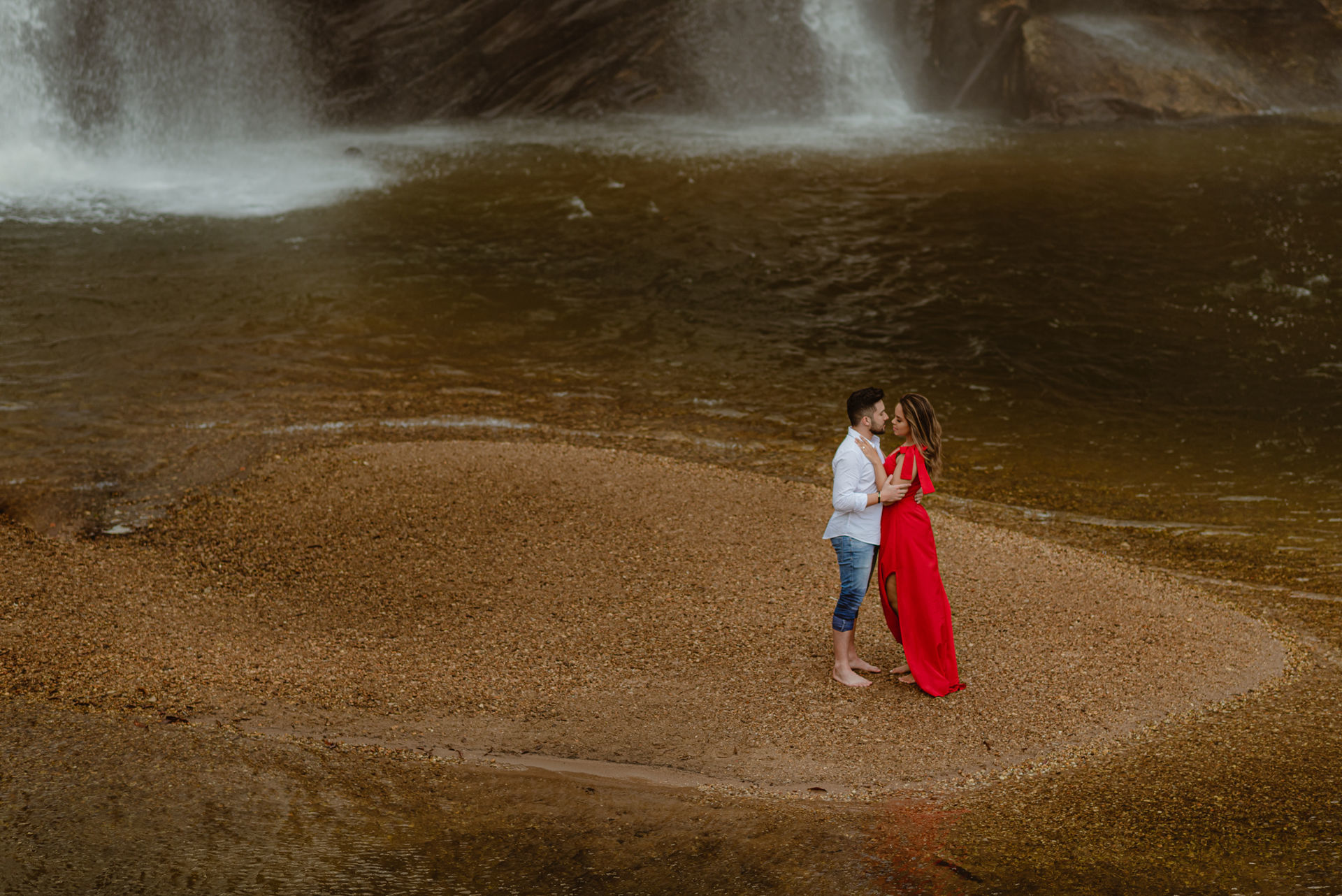 Foto Pré-wedding na Cachoeira em Salto de Corumbá em fim de tarde - Imagem 29