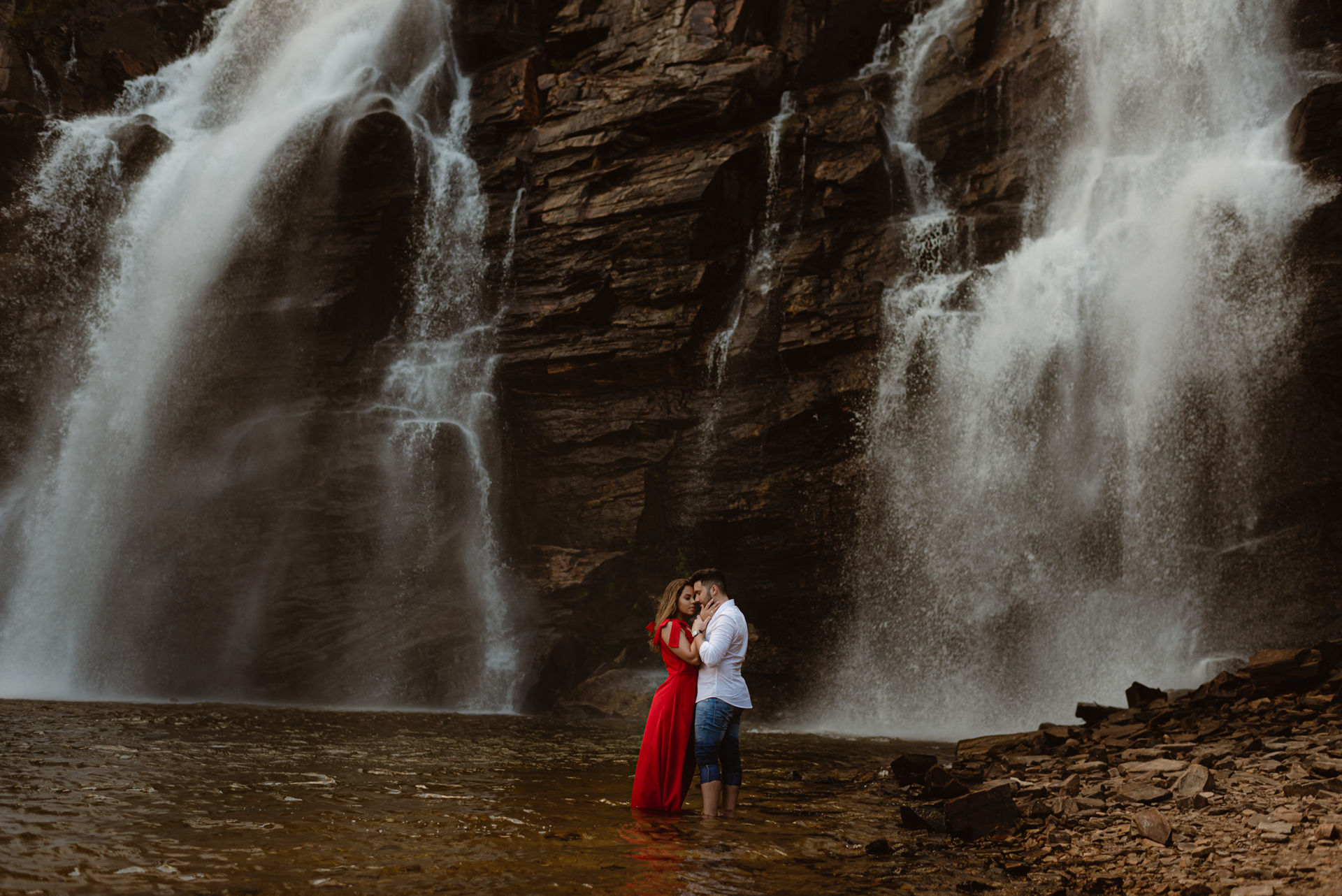 Foto Pré-wedding na Cachoeira em Salto de Corumbá em fim de tarde - Imagem 33