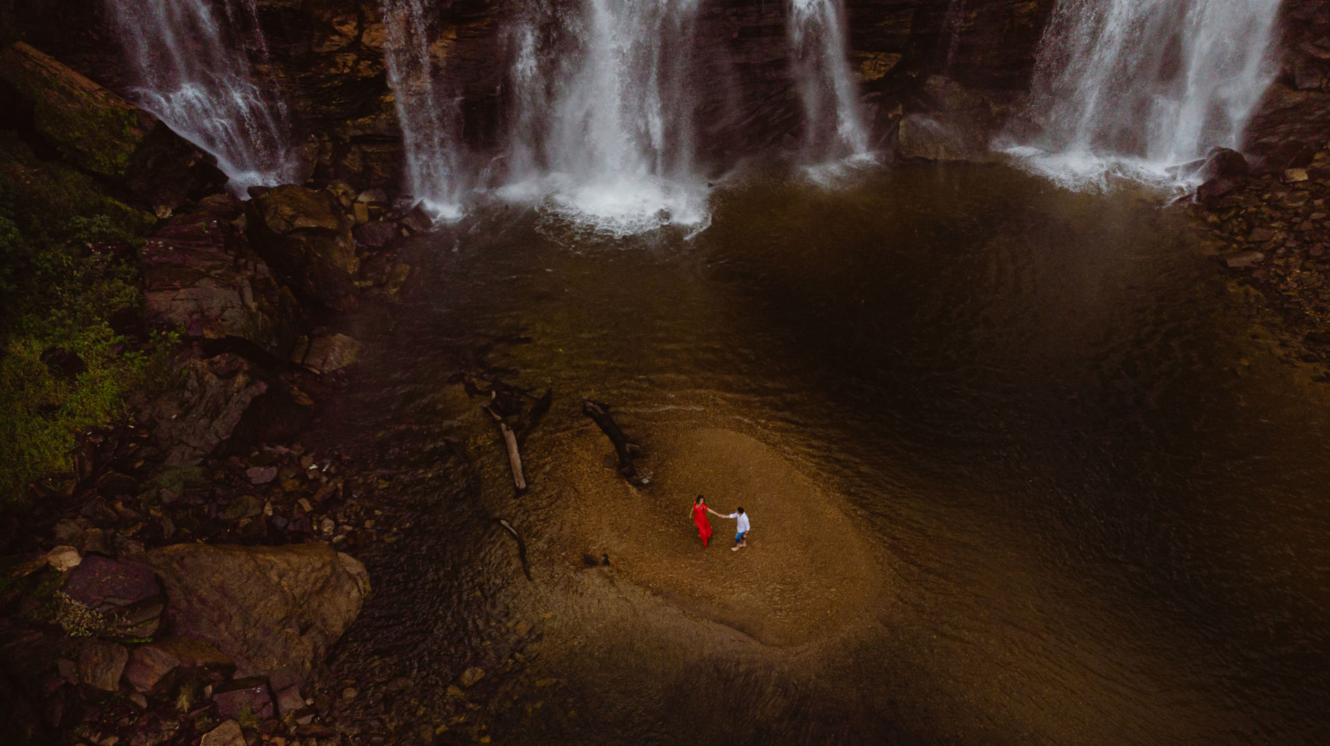 Foto Pré-wedding na Cachoeira em Salto de Corumbá em fim de tarde - Imagem 27