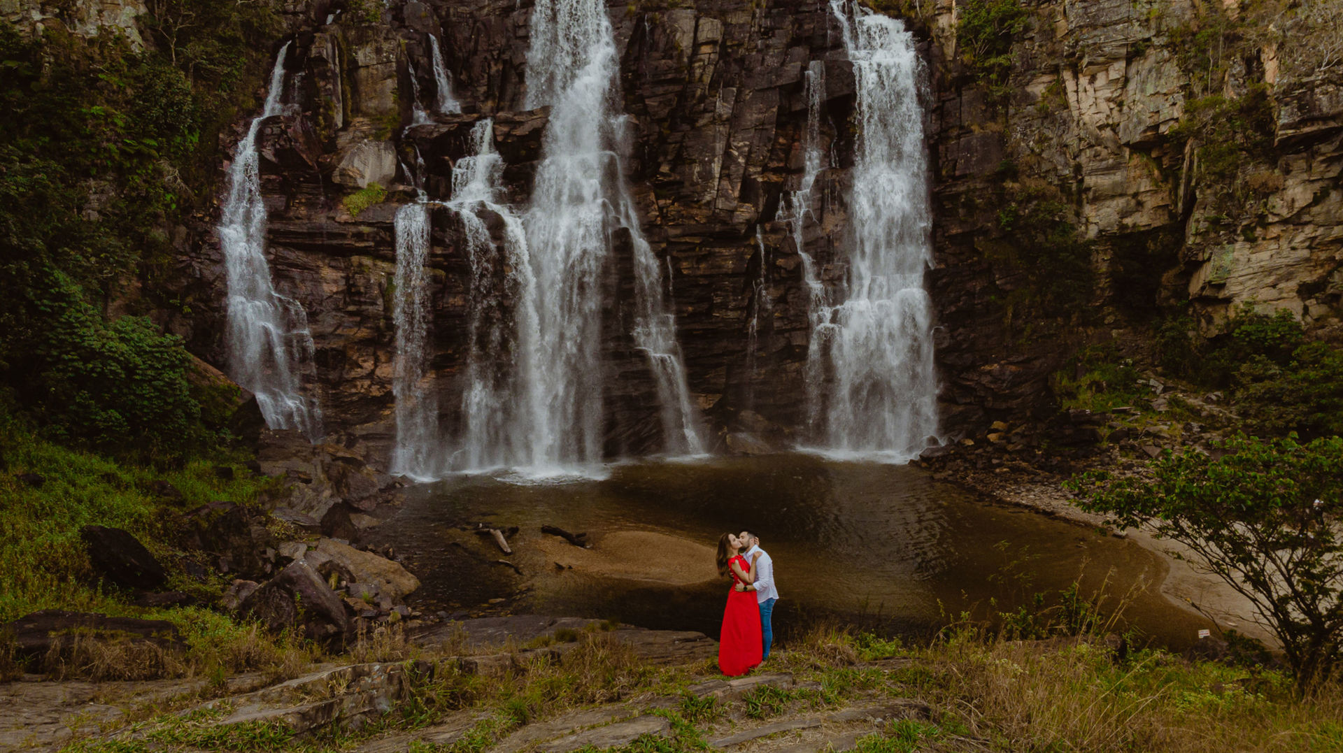 Foto Pré-wedding na Cachoeira em Salto de Corumbá em fim de tarde - Imagem 25