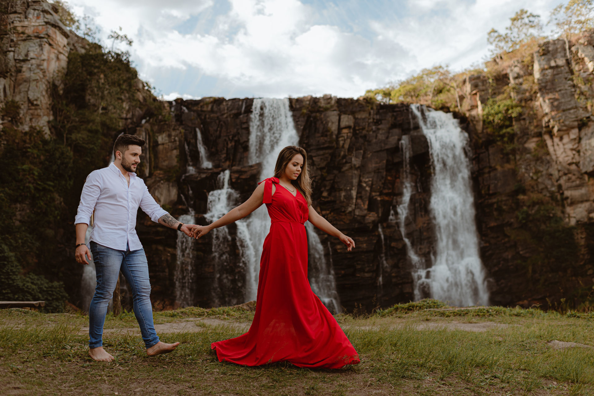 Foto Pré-wedding na Cachoeira em Salto de Corumbá em fim de tarde - Imagem 20