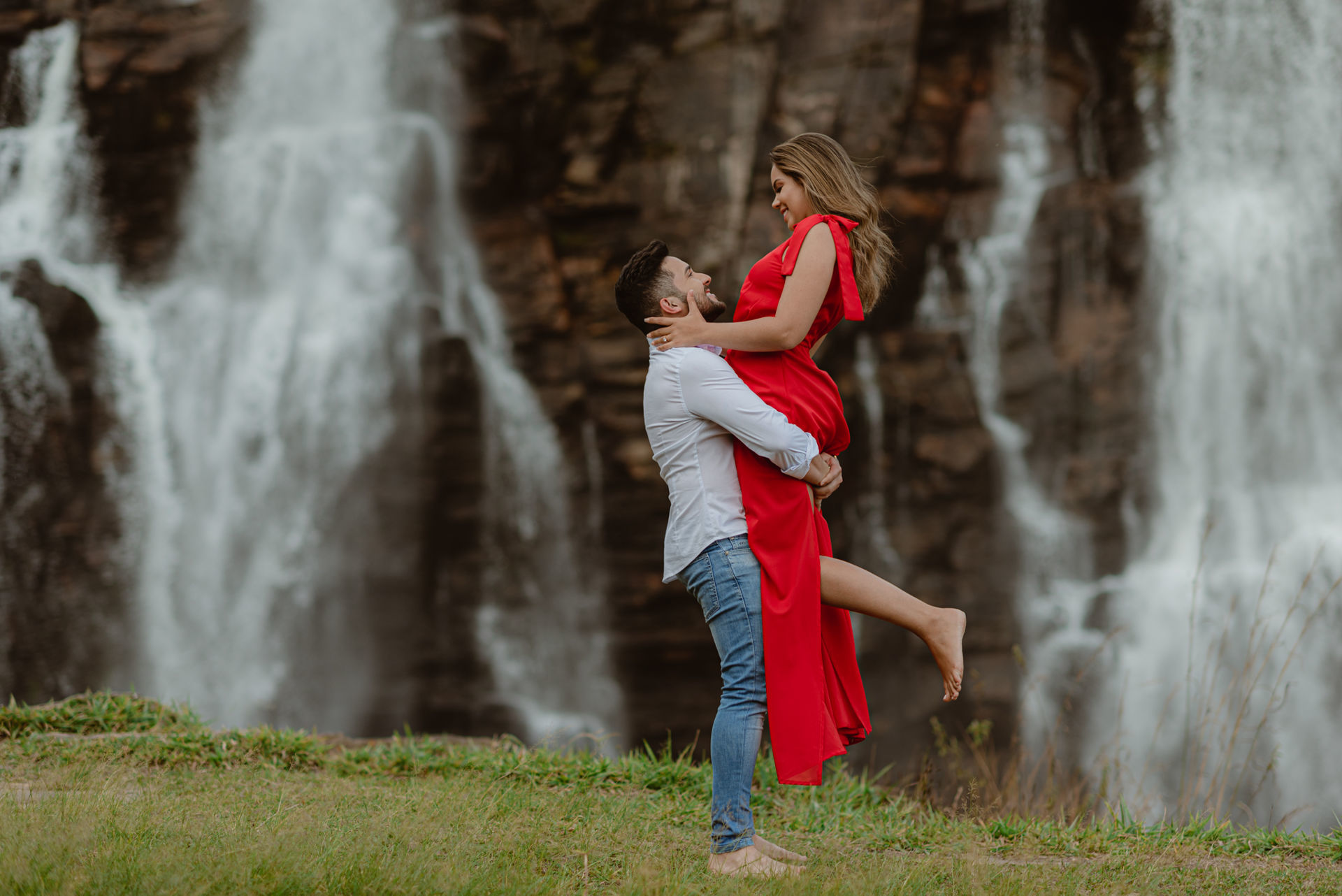 Foto Pré-wedding na Cachoeira em Salto de Corumbá em fim de tarde - Imagem 21