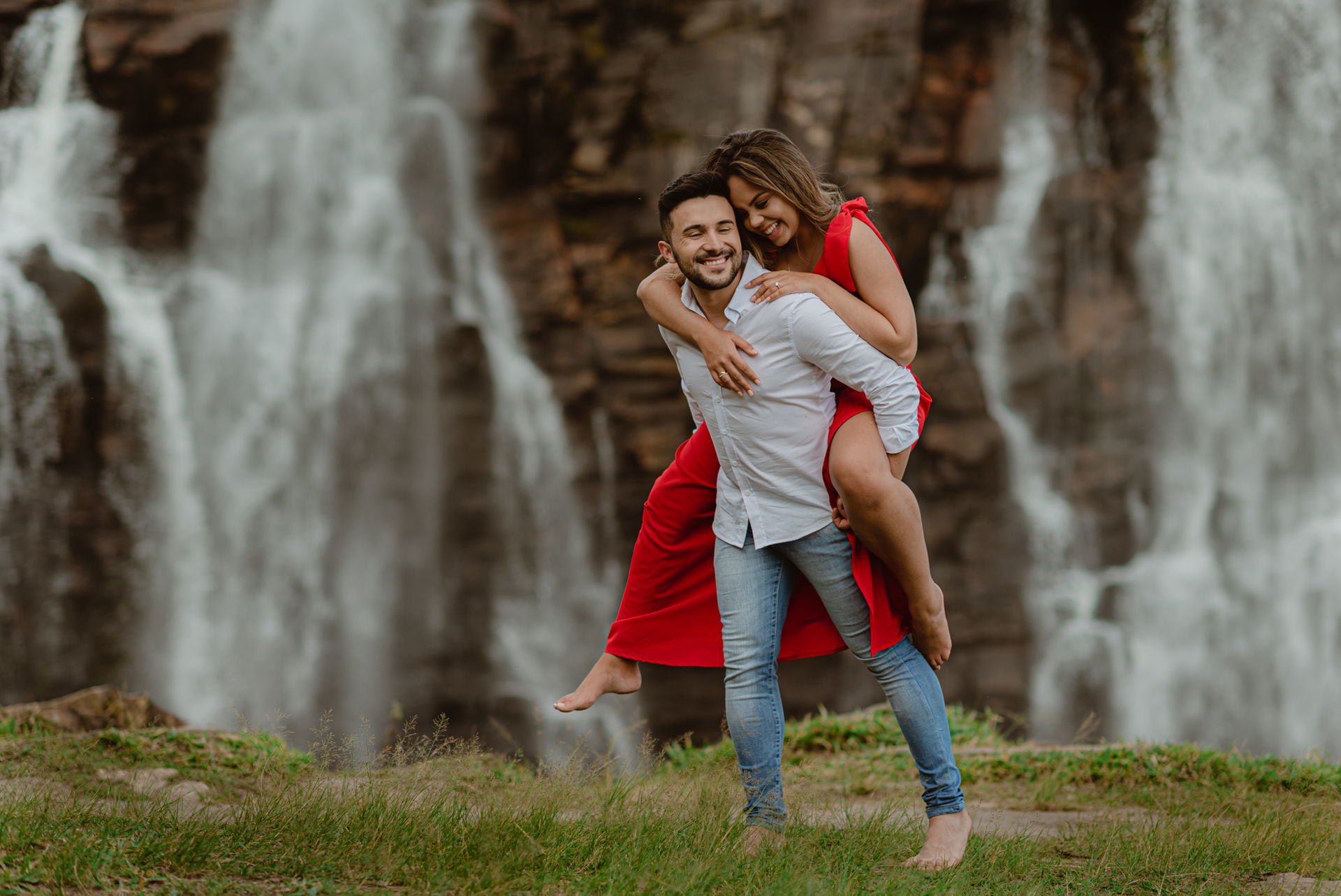Foto Pré-wedding na Cachoeira em Salto de Corumbá em fim de tarde - Imagem 24