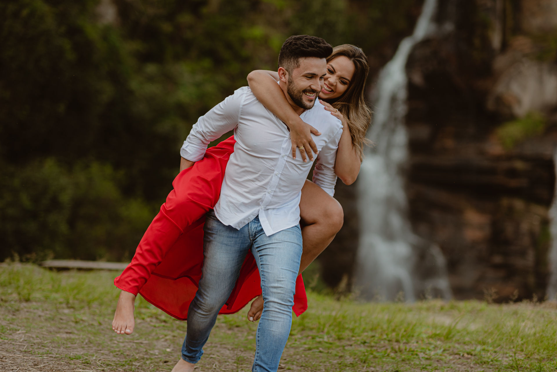 Foto Pré-wedding na Cachoeira em Salto de Corumbá em fim de tarde - Imagem 23