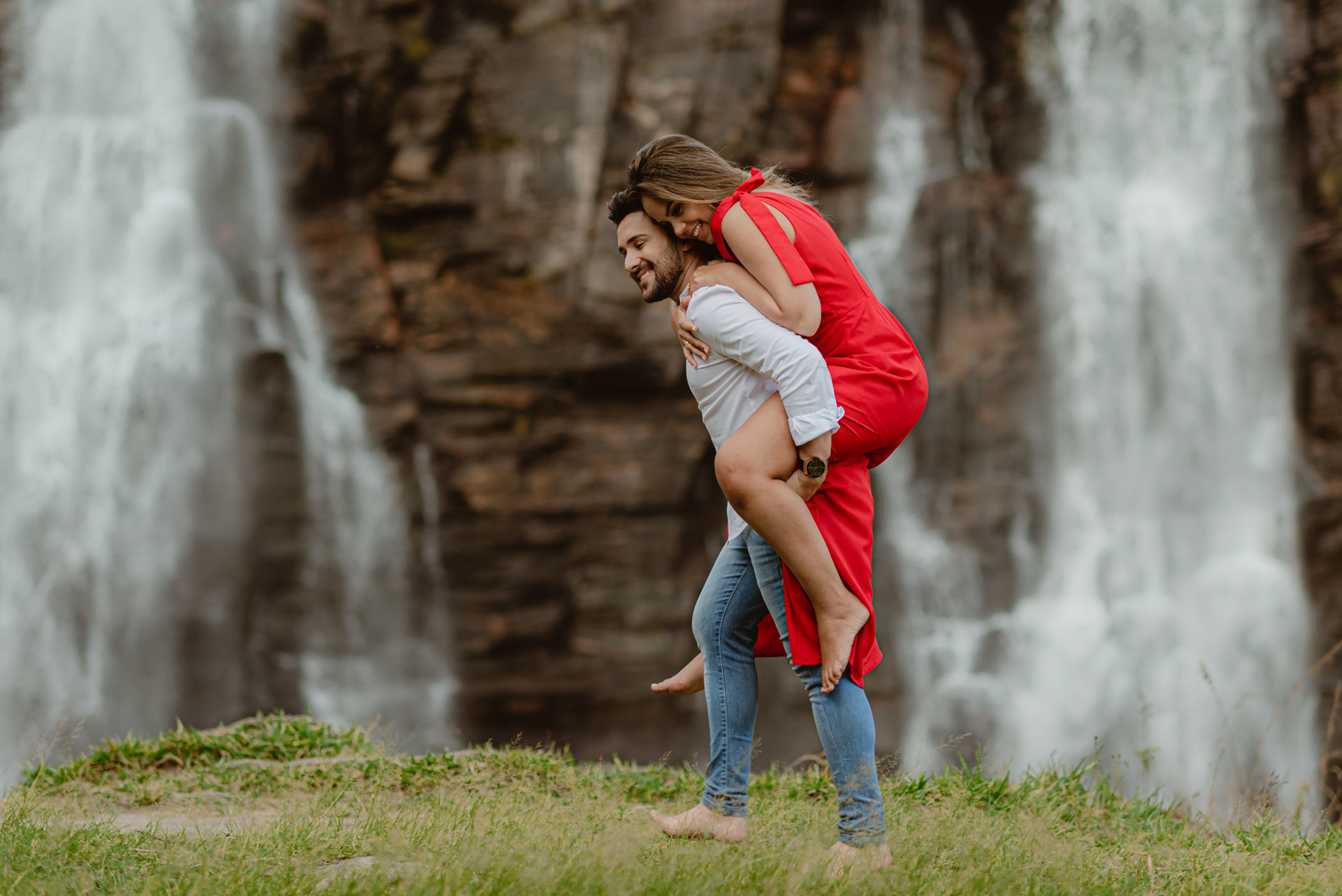 Foto Pré-wedding na Cachoeira em Salto de Corumbá em fim de tarde - Imagem 22