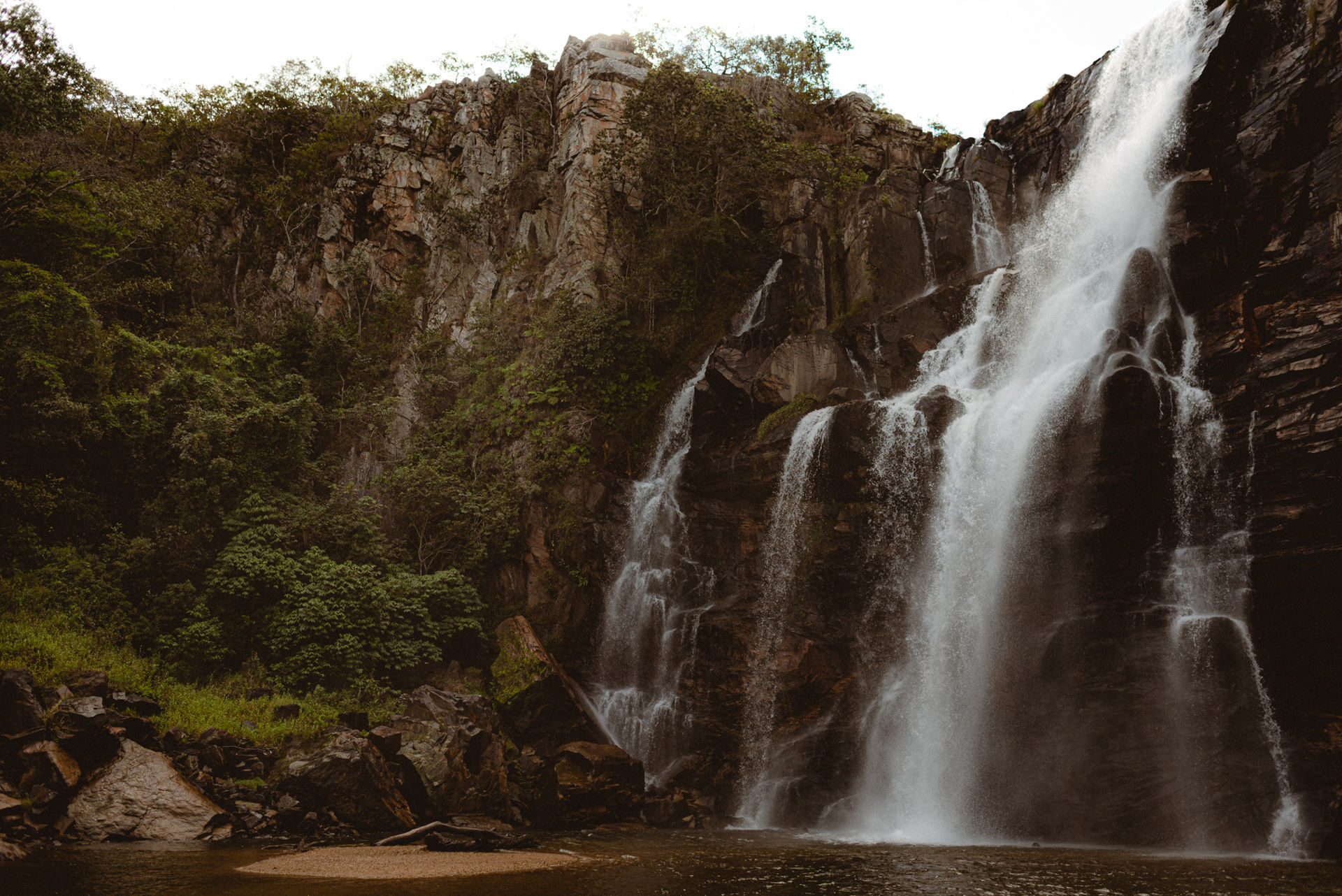 Foto Pré-wedding na Cachoeira em Salto de Corumbá em fim de tarde - Imagem 35