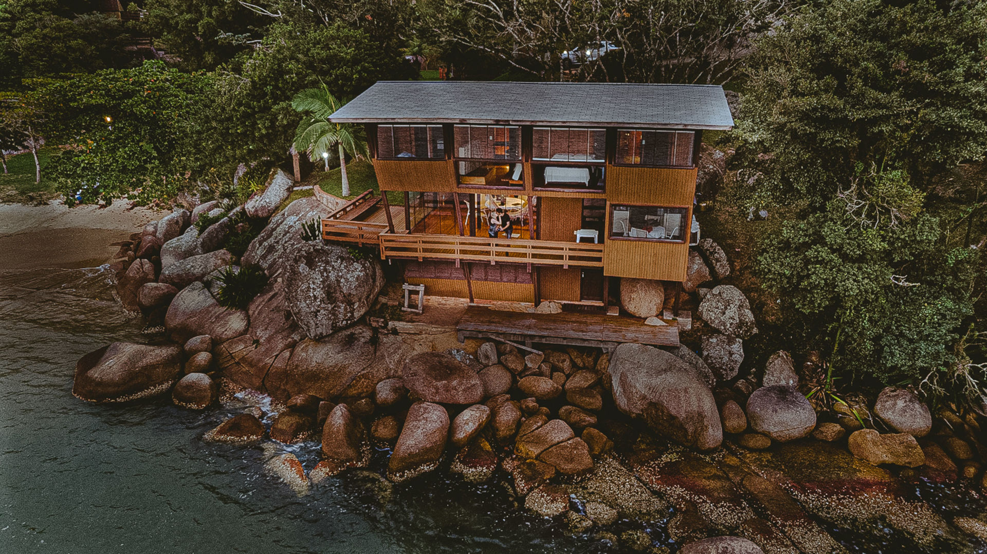 Foto Três Casas de Madeira no Airbnb  para se hospedar e viver uma experiência incrível! - Imagem 0