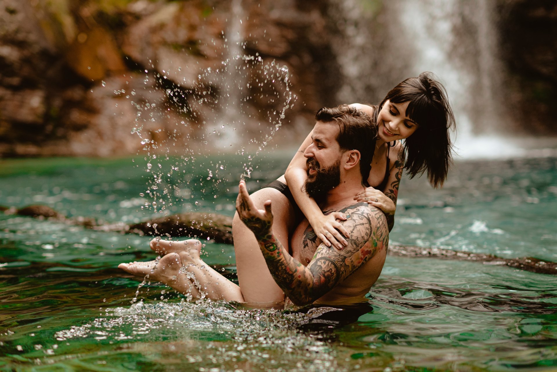Ensaio de casal na cachoeira Santa Bárbara e Vale da Lua na Chapada dos Veadeiros - Karine e Raphael