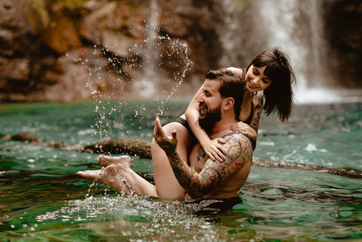 Ensaio de casal na cachoeira Santa Bárbara e Vale da Lua na Chapada dos Veadeiros - Karine e Raphael Ensaio de casal na cachoeira Santa Bárbara e Vale da Lua na Chapada dos Veadeiros - Karine e Raphael