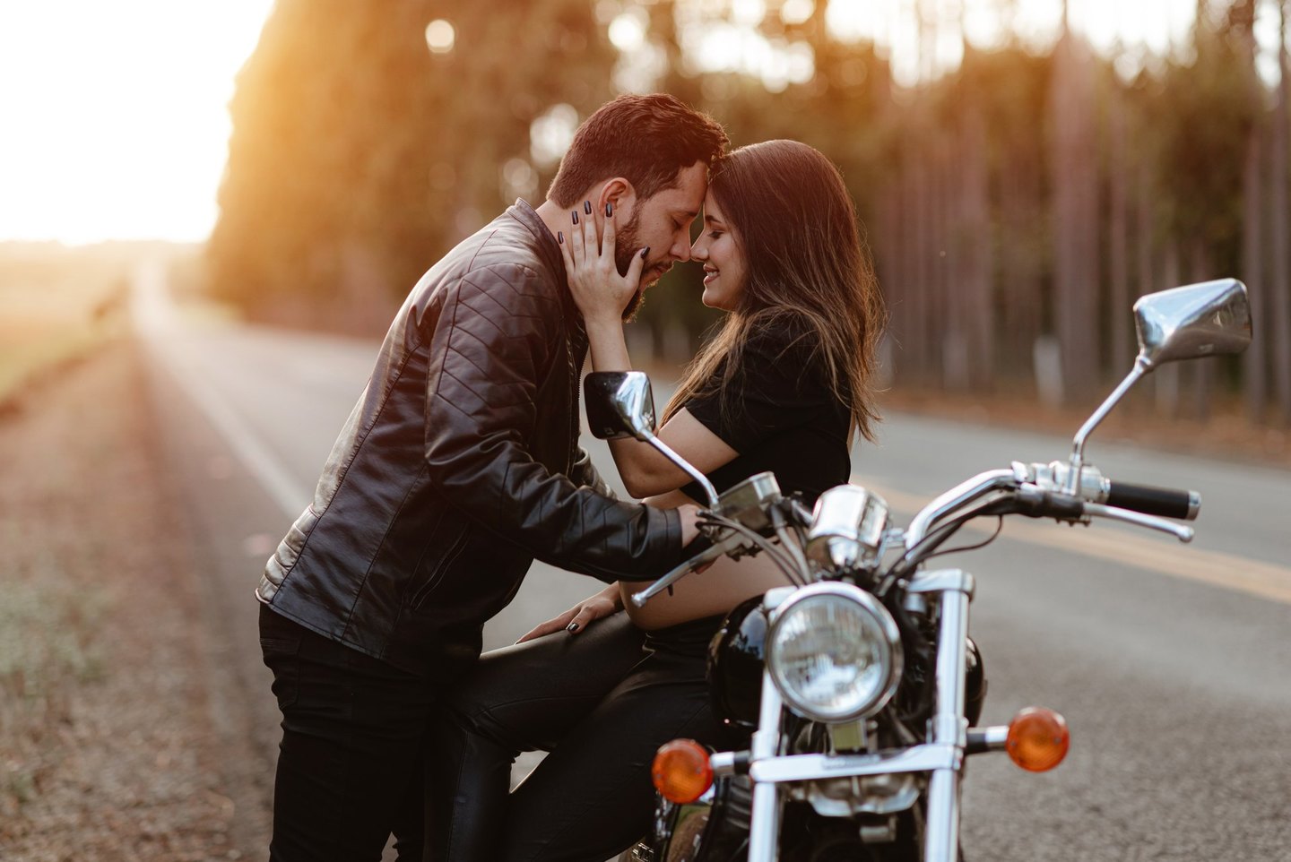 Ensaio de grávida estilo lifestyle com uma moto prá lá de estilosa Ensaio de grávida estilo lifestyle com uma moto prá lá de estilosa