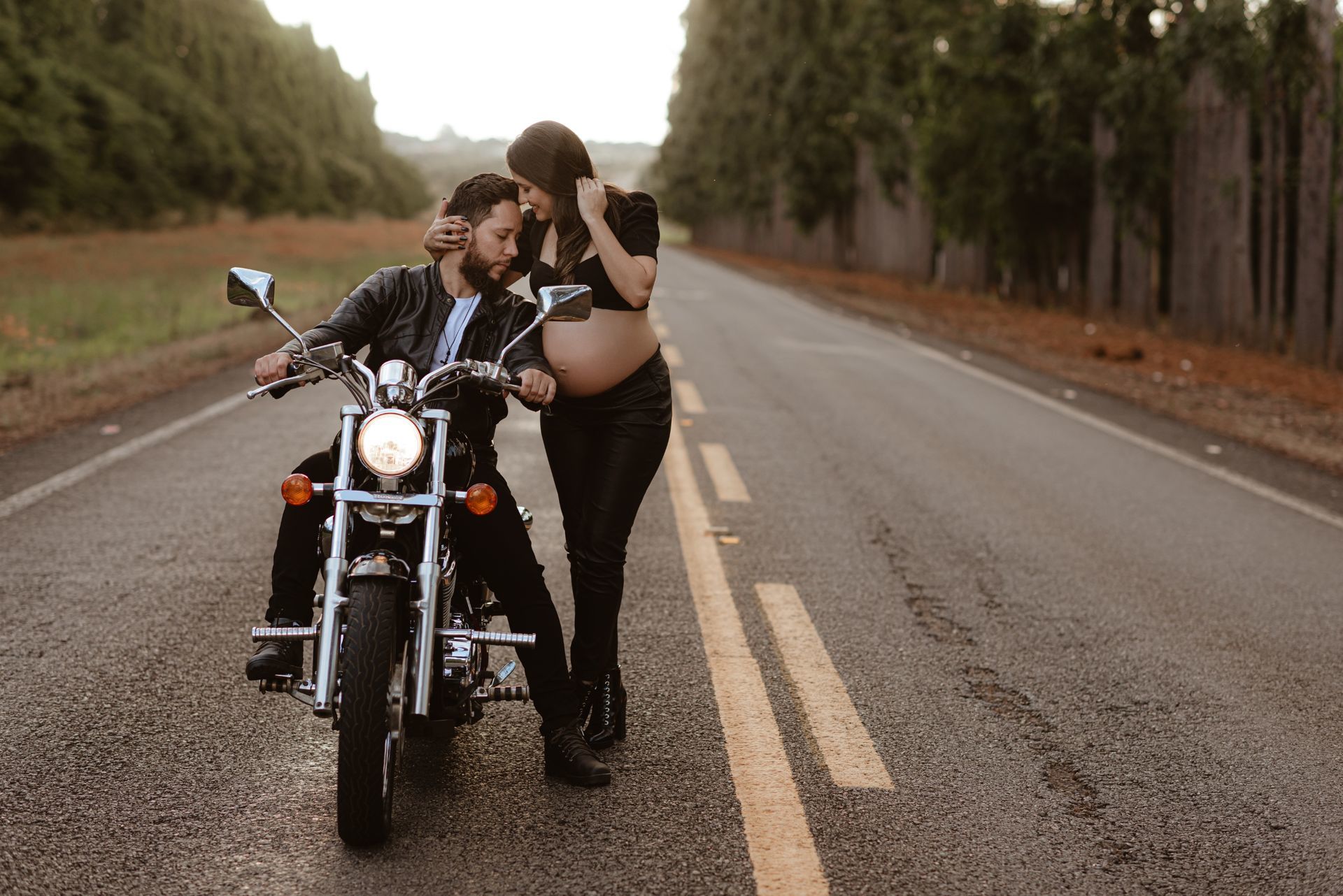 Foto Ensaio de grávida estilo lifestyle com uma moto prá lá de estilosa Foto Ensaio de grávida estilo lifestyle com uma moto prá lá de estilosa - Imagem 7