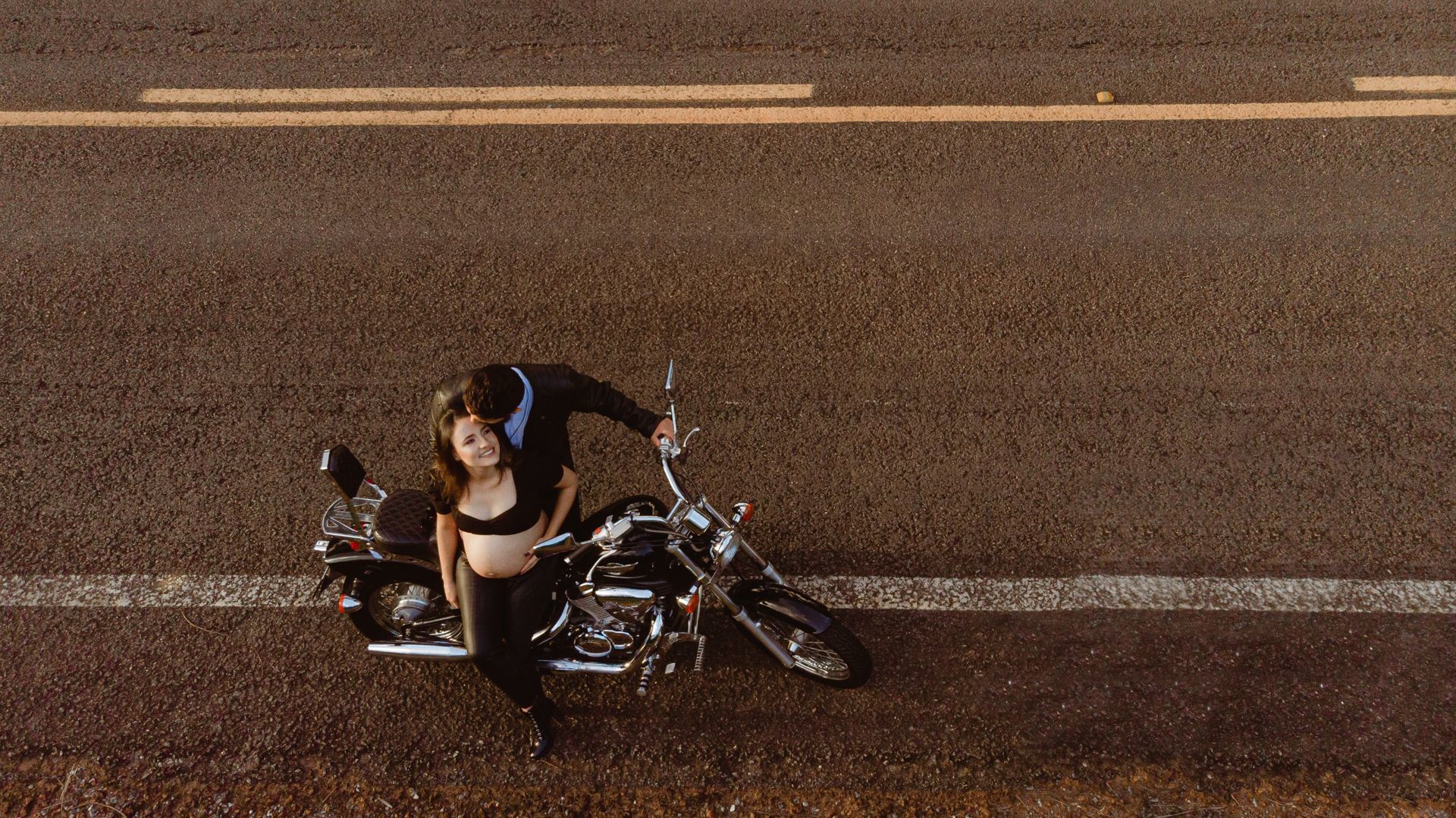 Foto Ensaio de grávida estilo lifestyle com uma moto prá lá de estilosa Foto Ensaio de grávida estilo lifestyle com uma moto prá lá de estilosa - Imagem 12