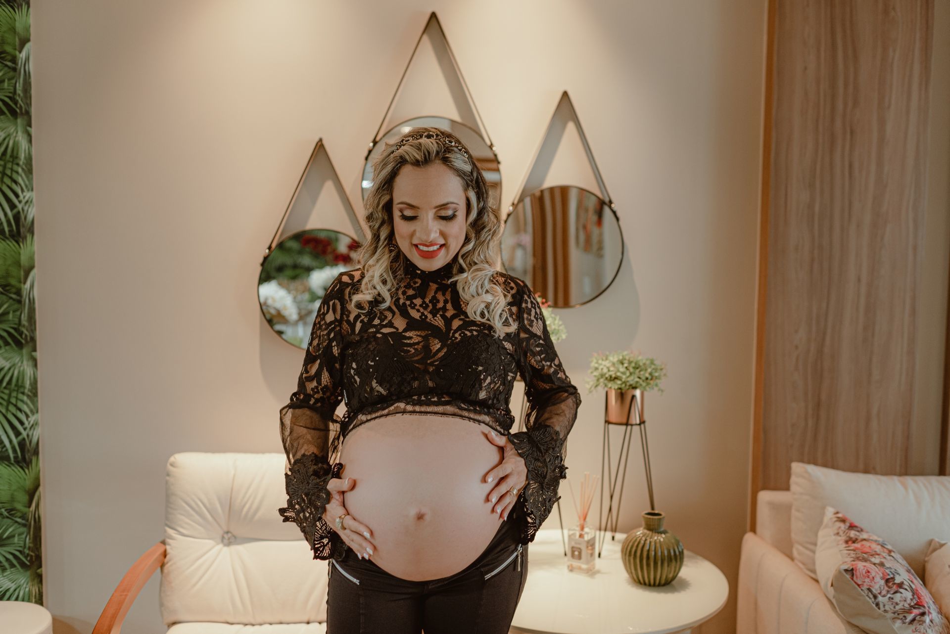 Foto Ensaio de grávida estilo lifestyle em um apartamento decorado Foto Ensaio de grávida estilo lifestyle em um apartamento decorado - Imagem 3