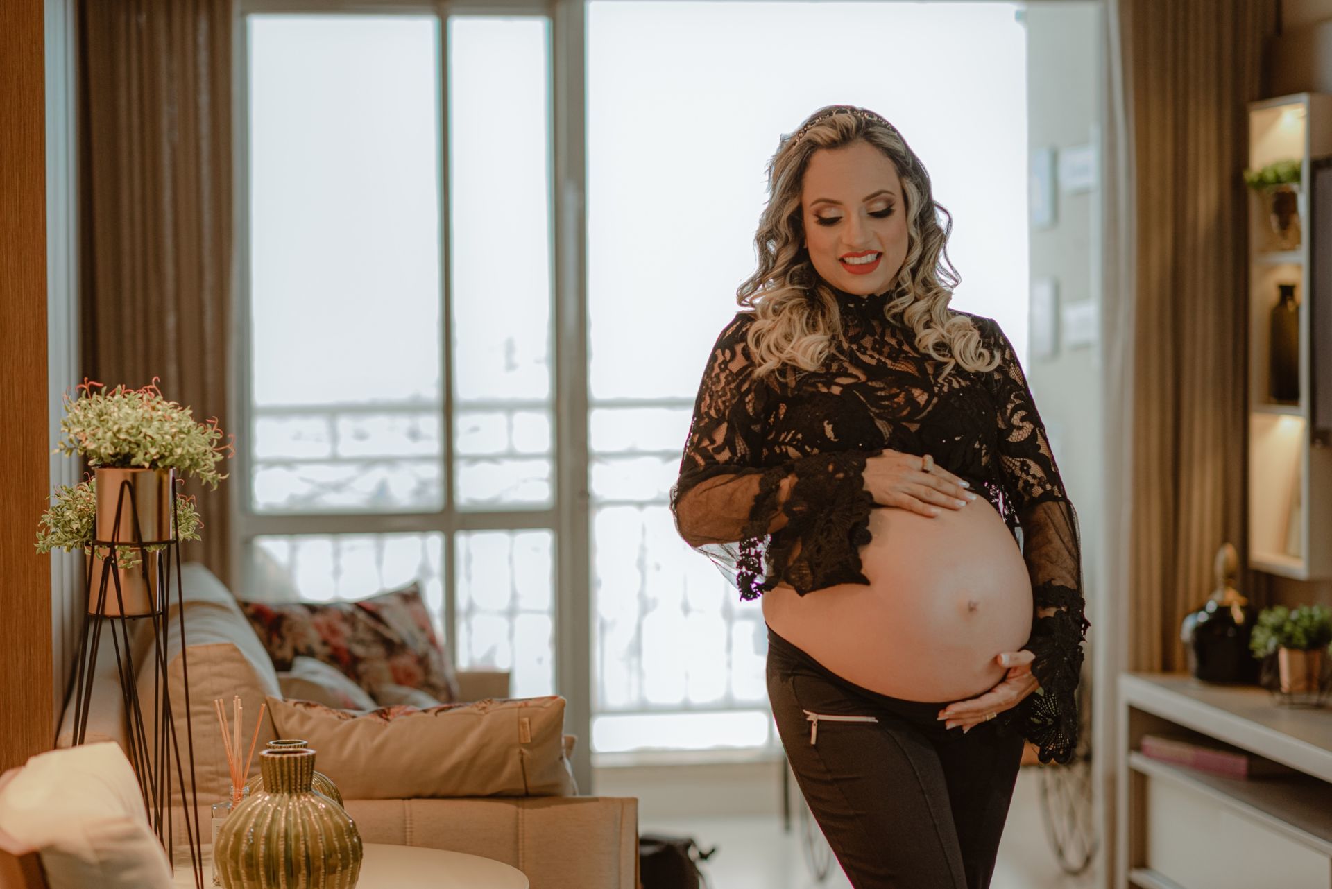Foto Ensaio de grávida estilo lifestyle em um apartamento decorado Foto Ensaio de grávida estilo lifestyle em um apartamento decorado - Imagem 7