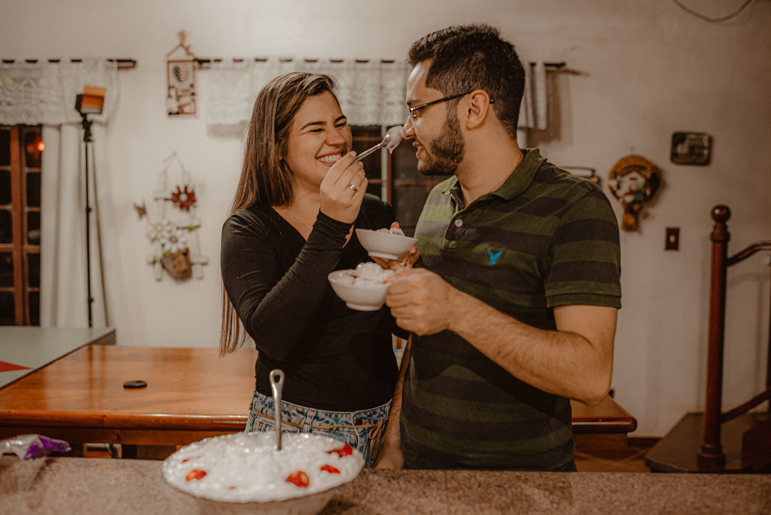 Foto Pré-wedding na cozinha fazendo macarronada e merengue - Deborah e Lucas Foto Pré-wedding na cozinha fazendo macarronada e merengue - Deborah e Lucas - Imagem 49