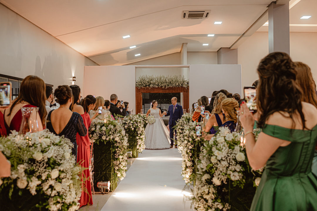 Foto Casamento Clássico com decoração branca e muitas luzinhas - Deborah e Lucas Foto Casamento Clássico com decoração branca e muitas luzinhas - Deborah e Lucas - Imagem 58