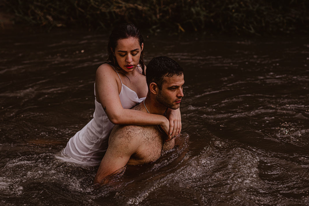 Foto Pré-wedding na Cachoeira Usina Velha em Pirenópolis Go - Heloísa e Marcelo Foto Pré-wedding na Cachoeira Usina Velha em Pirenópolis Go - Heloísa e Marcelo - Imagem 56