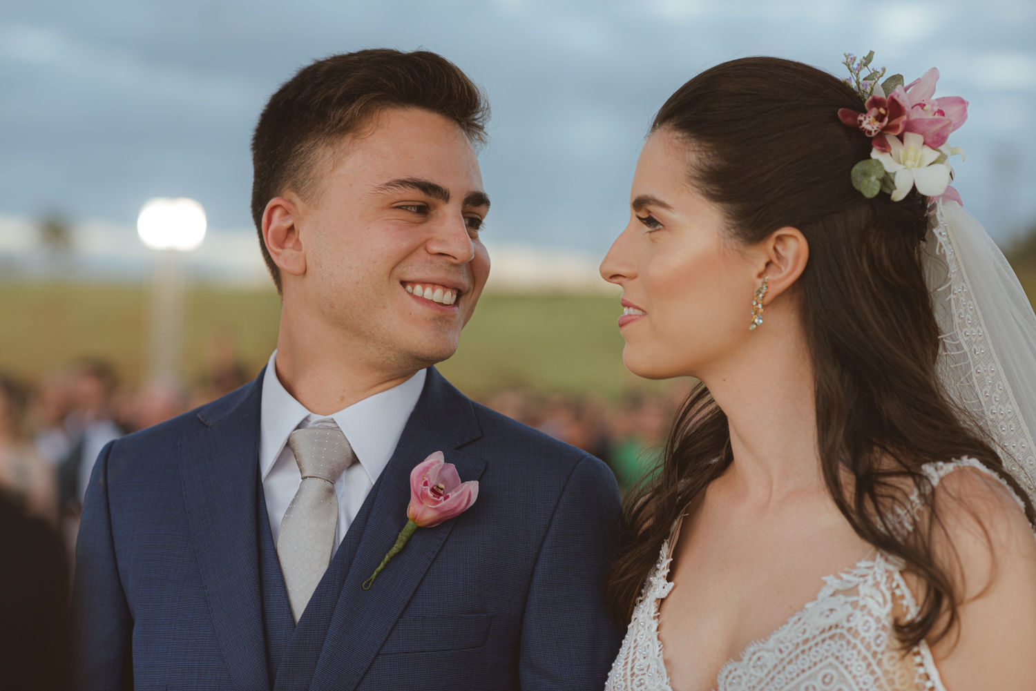 Foto Casamento em fim de tarde cheio de momentos espontâneos na Fazenda Nova Conceição em Goiás - Helena e Diego Foto Casamento em fim de tarde cheio de momentos espontâneos na Fazenda Nova Conceição em Goiás - Helena e Diego - Imagem 53