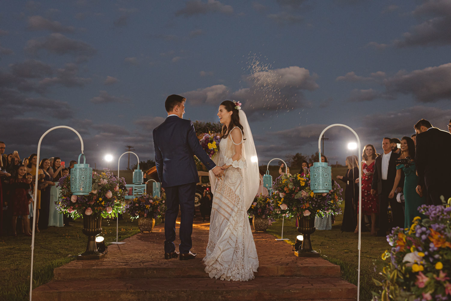 Foto Casamento em fim de tarde cheio de momentos espontâneos na Fazenda Nova Conceição em Goiás - Helena e Diego Foto Casamento em fim de tarde cheio de momentos espontâneos na Fazenda Nova Conceição em Goiás - Helena e Diego - Imagem 67