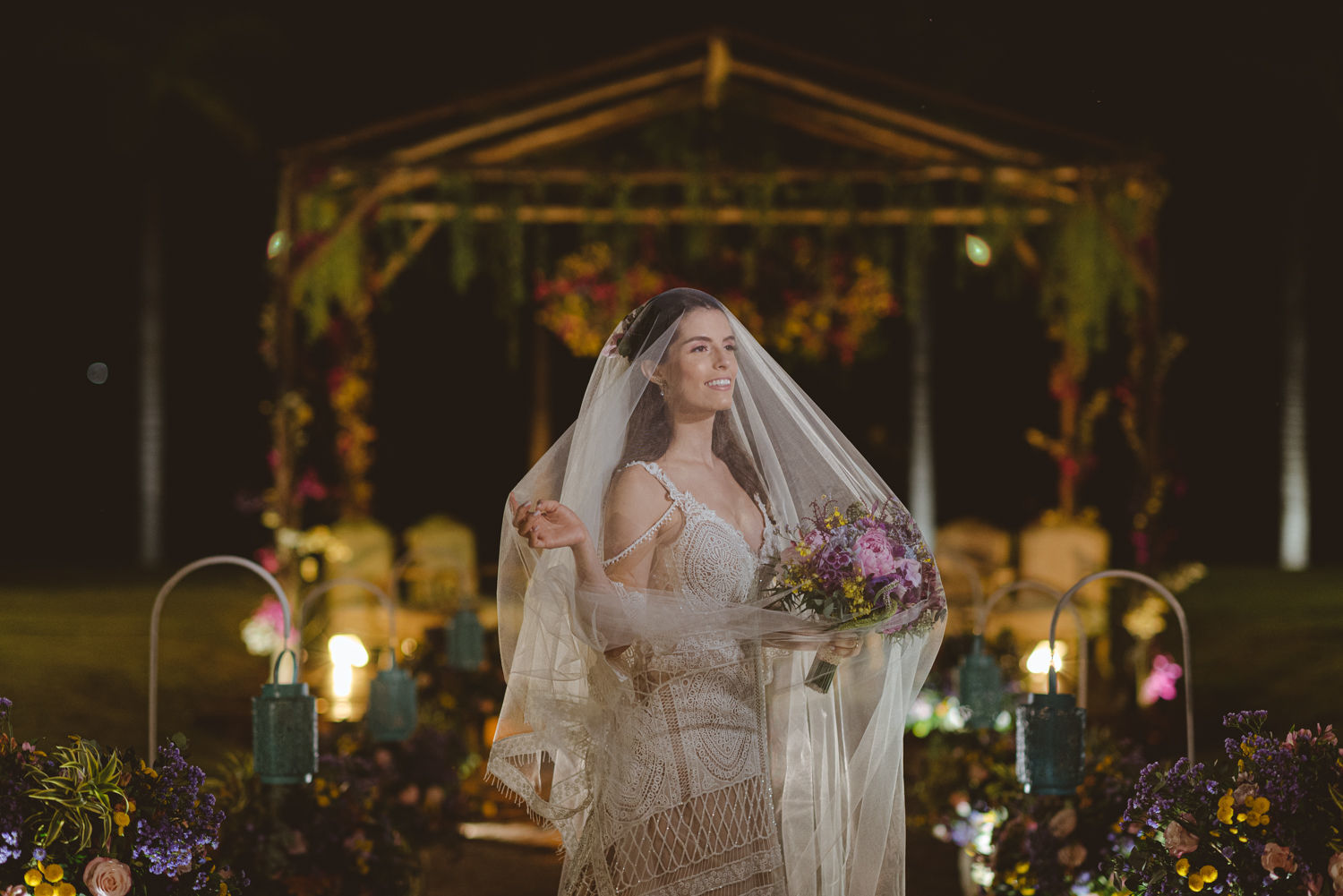 Foto Casamento em fim de tarde cheio de momentos espontâneos na Fazenda Nova Conceição em Goiás - Helena e Diego Foto Casamento em fim de tarde cheio de momentos espontâneos na Fazenda Nova Conceição em Goiás - Helena e Diego - Imagem 91