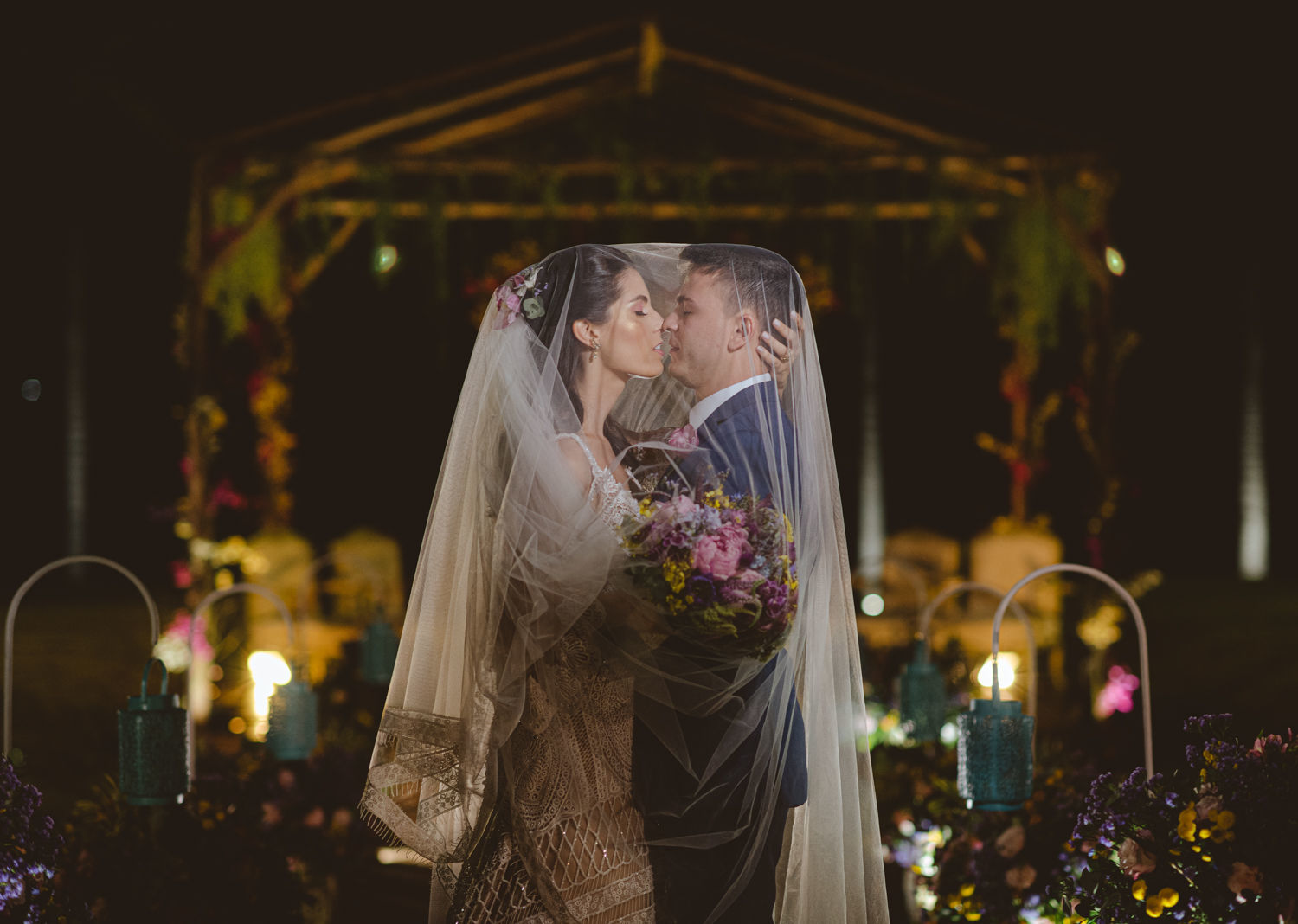 Foto Casamento em fim de tarde cheio de momentos espontâneos na Fazenda Nova Conceição em Goiás - Helena e Diego Foto Casamento em fim de tarde cheio de momentos espontâneos na Fazenda Nova Conceição em Goiás - Helena e Diego - Imagem 90