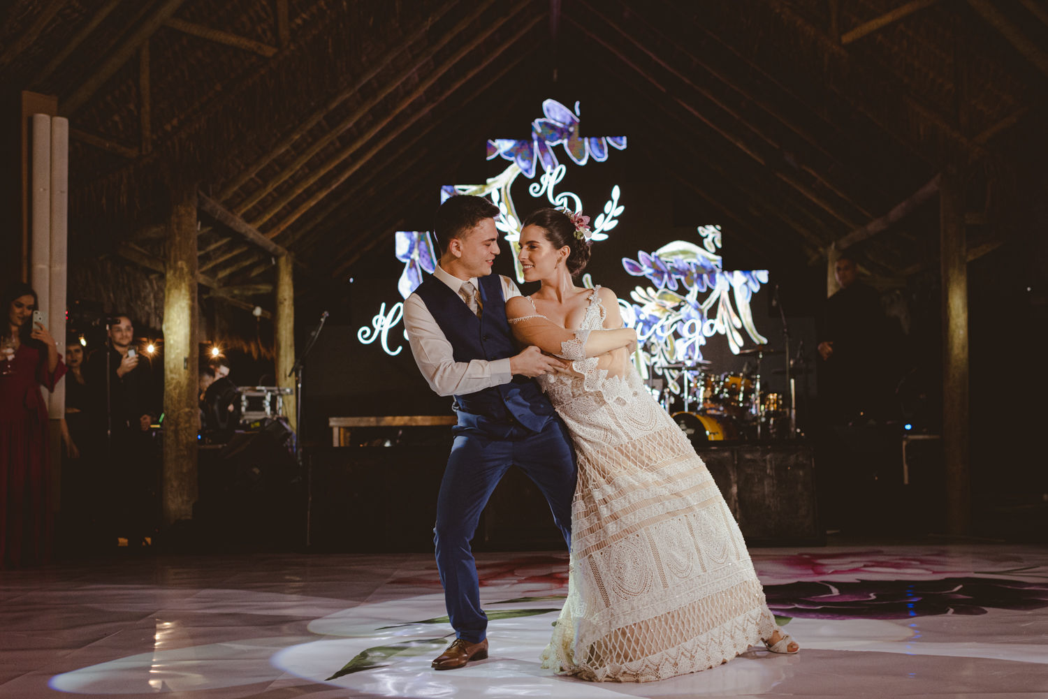 Foto Casamento em fim de tarde cheio de momentos espontâneos na Fazenda Nova Conceição em Goiás - Helena e Diego Foto Casamento em fim de tarde cheio de momentos espontâneos na Fazenda Nova Conceição em Goiás - Helena e Diego - Imagem 115