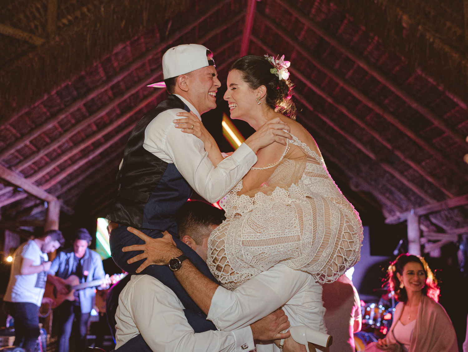 Foto Casamento em fim de tarde cheio de momentos espontâneos na Fazenda Nova Conceição em Goiás - Helena e Diego Foto Casamento em fim de tarde cheio de momentos espontâneos na Fazenda Nova Conceição em Goiás - Helena e Diego - Imagem 130
