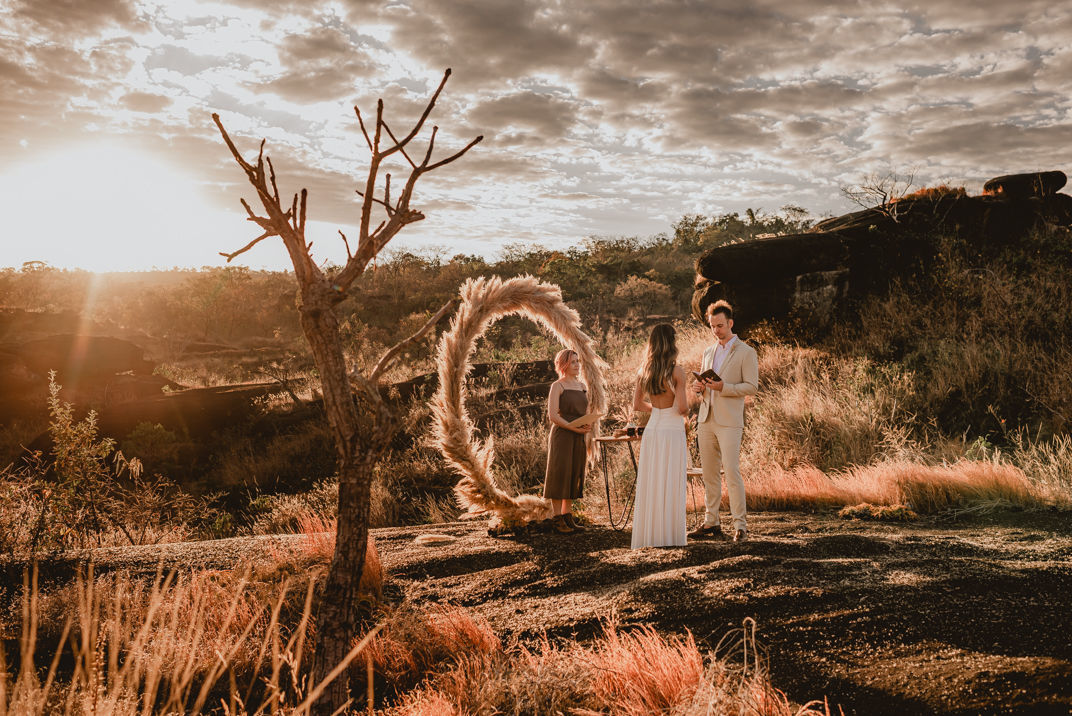 Foto Elopement Wedding na Chapada dos Veadeiros em fim de tarde - Dafne e Leonardo - Imagem 8