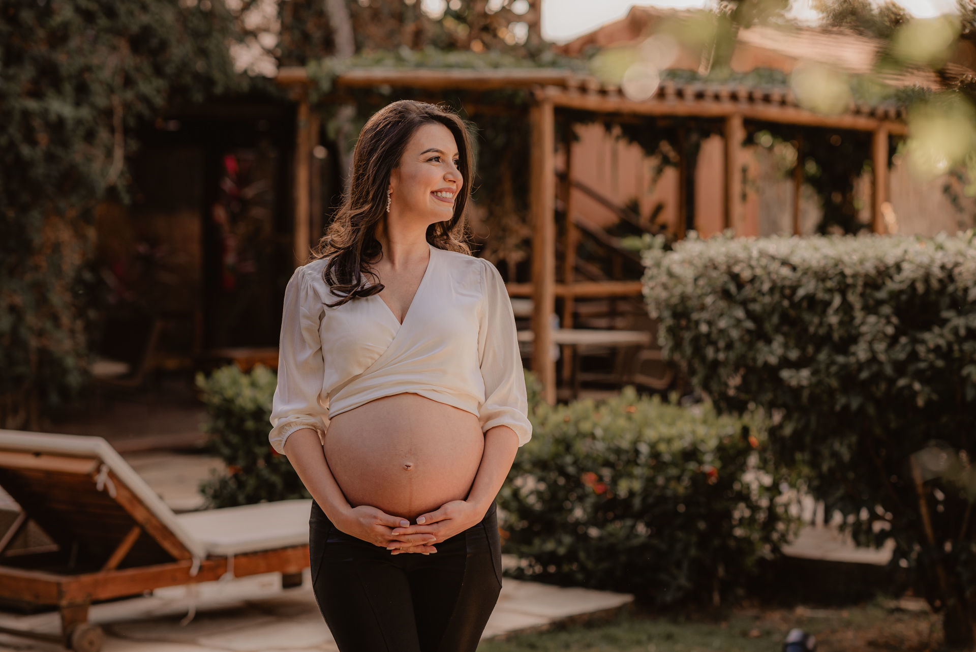 Foto Ensaio Fotográfico de Gestante em Pirenópolis Go na pousada Flores do Cerrado - Juliana e Ruben - Imagem 4