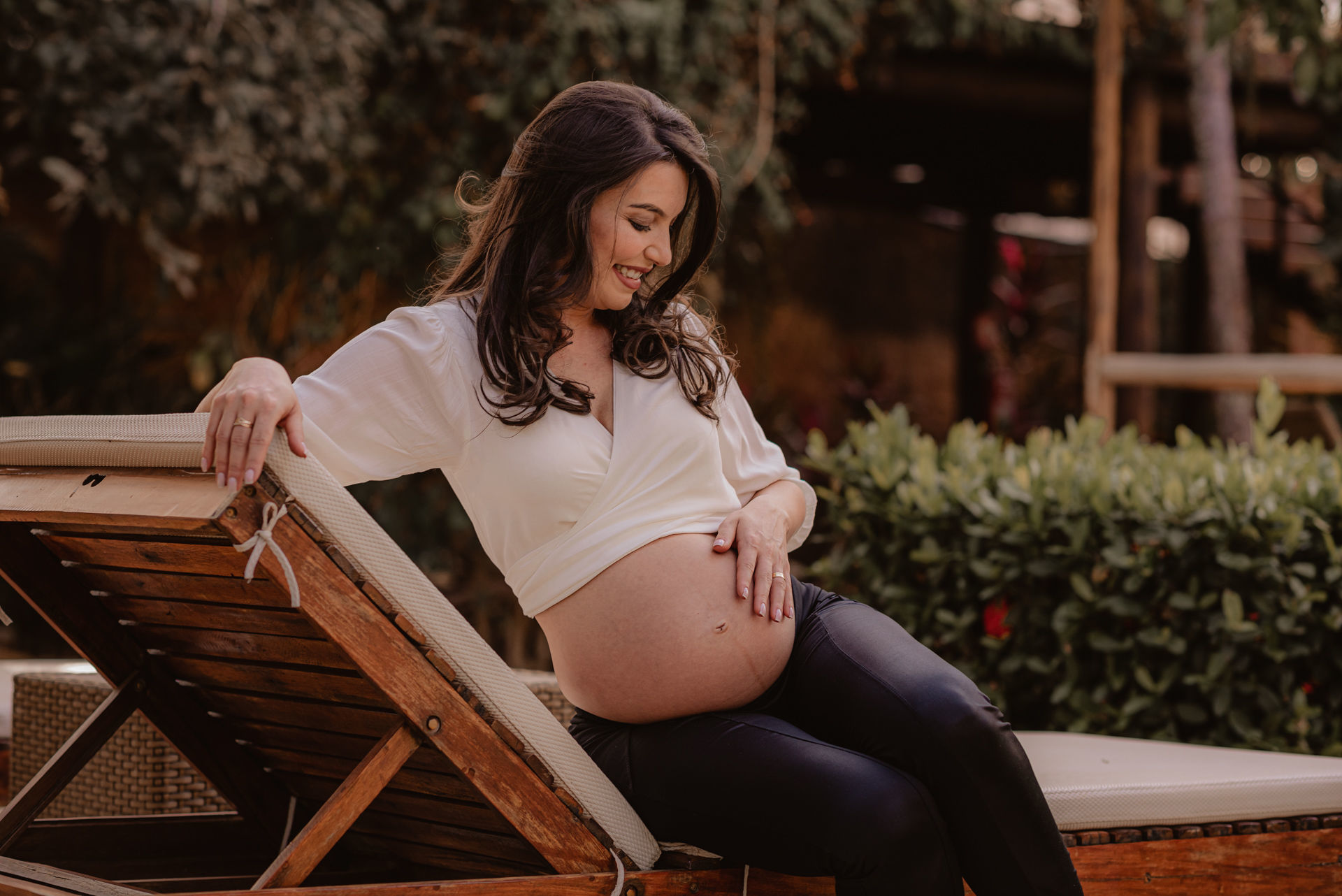 Foto Ensaio Fotográfico de Gestante em Pirenópolis Go na pousada Flores do Cerrado - Juliana e Ruben - Imagem 5