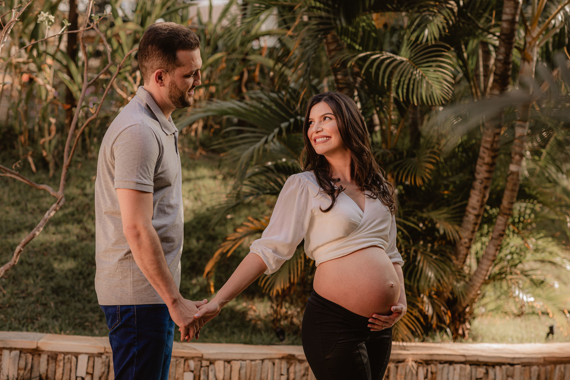 Foto Ensaio Fotográfico de Gestante em Pirenópolis Go na pousada Flores do Cerrado - Juliana e Ruben - Imagem 1