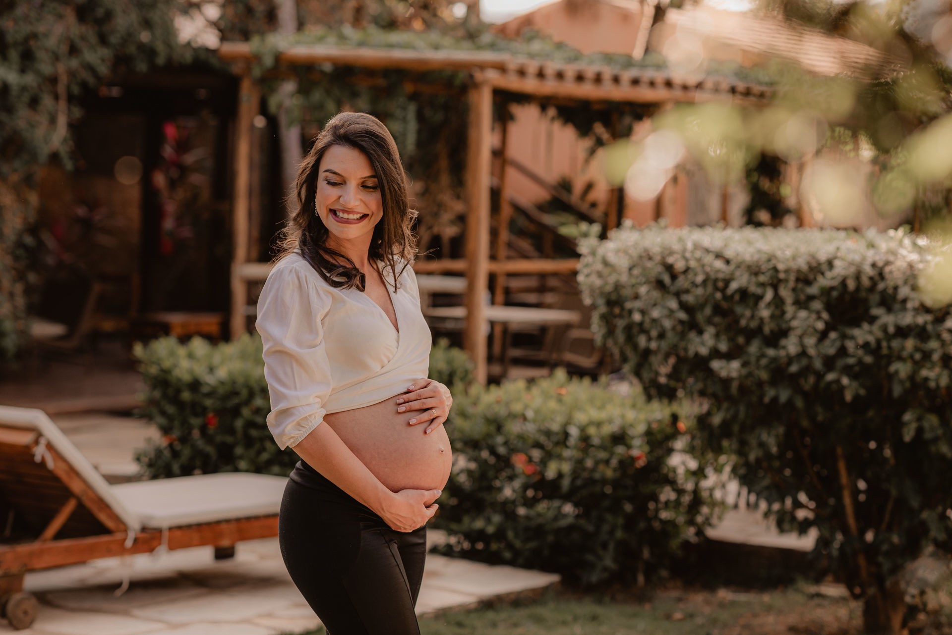 Foto Ensaio Fotográfico de Gestante em Pirenópolis Go na pousada Flores do Cerrado - Juliana e Ruben - Imagem 3