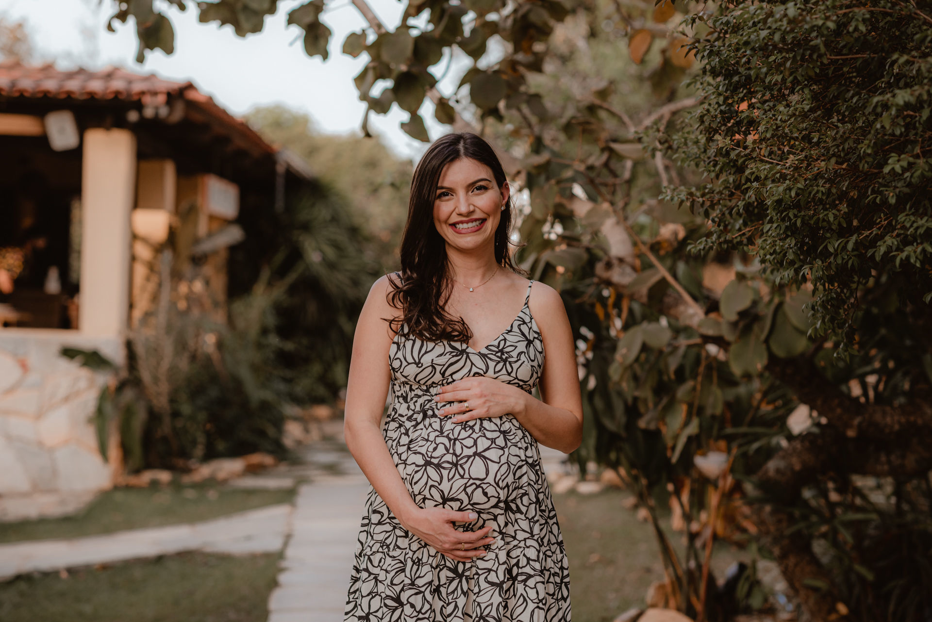 Foto Ensaio Fotográfico de Gestante em Pirenópolis Go na pousada Flores do Cerrado - Juliana e Ruben - Imagem 14