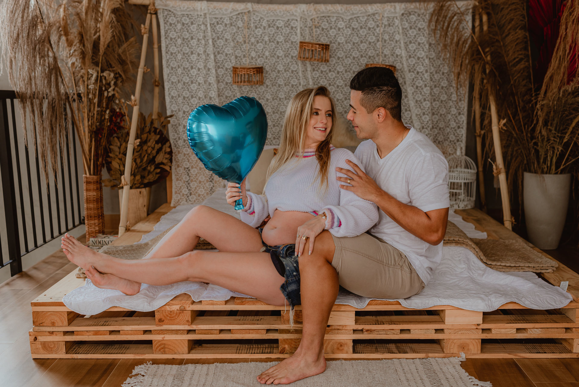 Foto Ensaio de Gestante no RevoLoft Estúdio Fotográfico e Experiências Intimistas - Gabriela e Bruno à espera de Benjamin - Imagem 4